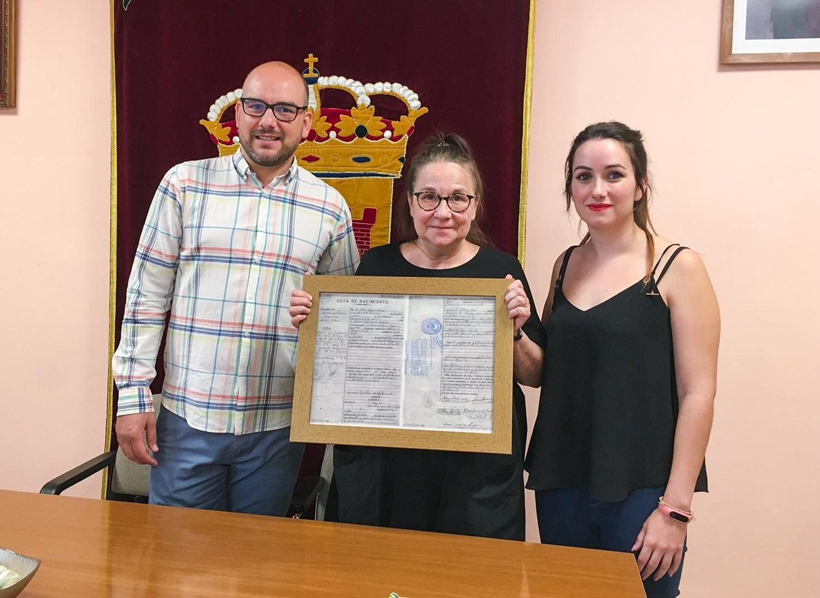 Maguy Marín recibe la partida de nacimiento de su padre.