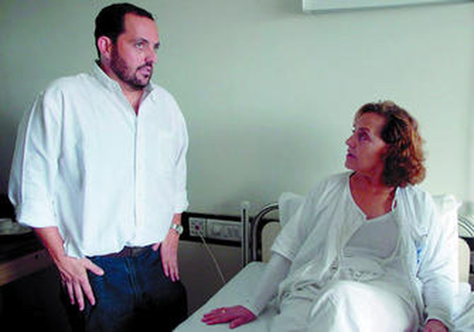 María Rosa Romero, con su hijo Luis el domingo en Bombay.