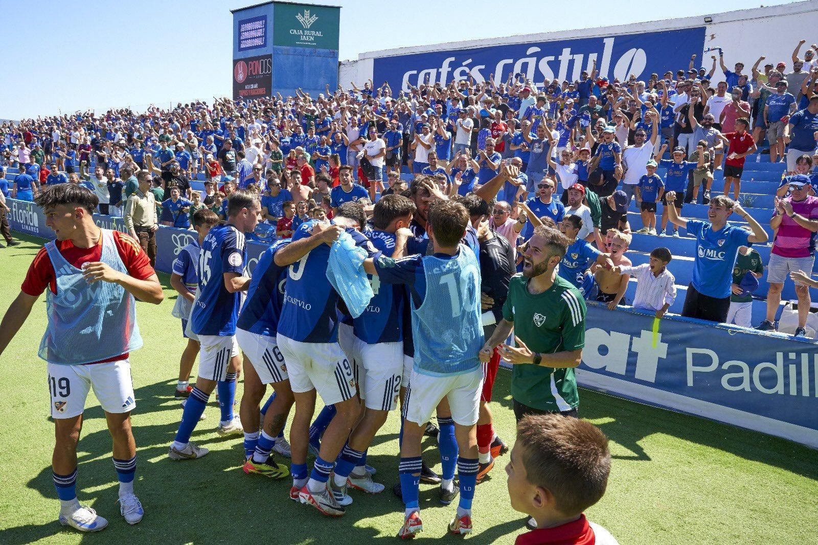 Jugadores y afición azulilla celebran el triunfo ante el Antoniano en el reciente partido disputado en Linarejos.