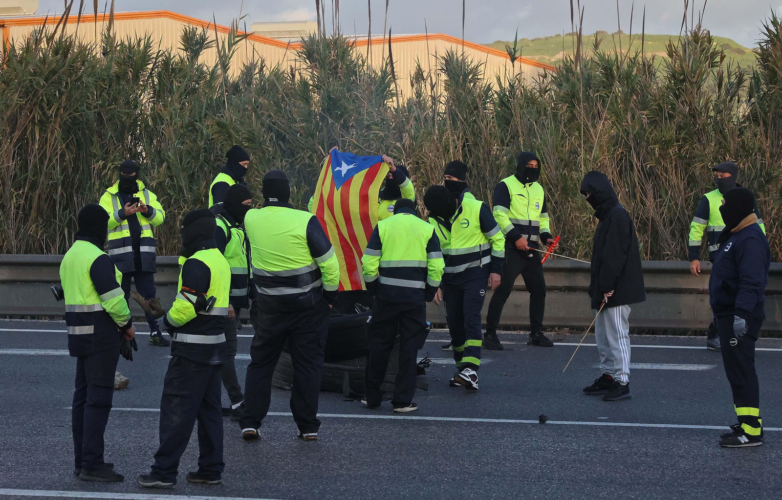 Imágenes del corte de la A7 por los huelguistas de Acerinox tras las negociaciones en el Consejo Andaluz de Relaciones Laborales
