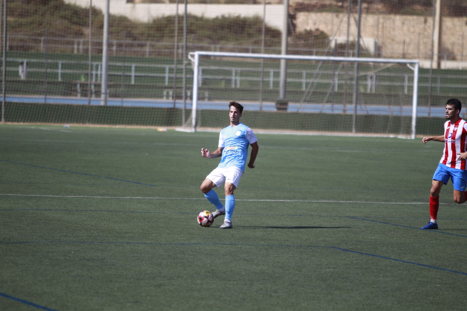 El defensa salmantino realiza un pase durante un encuentro en su etapa con el conjunto celeste.