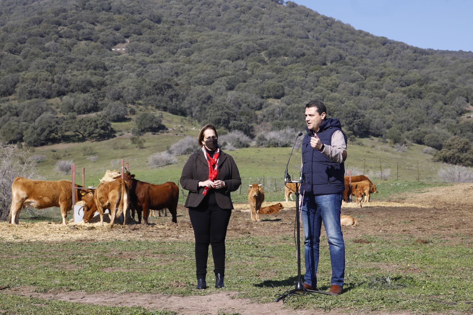 La presidenta del Imdeec, Blanca Torrent y el alcalde, José María Bellido.