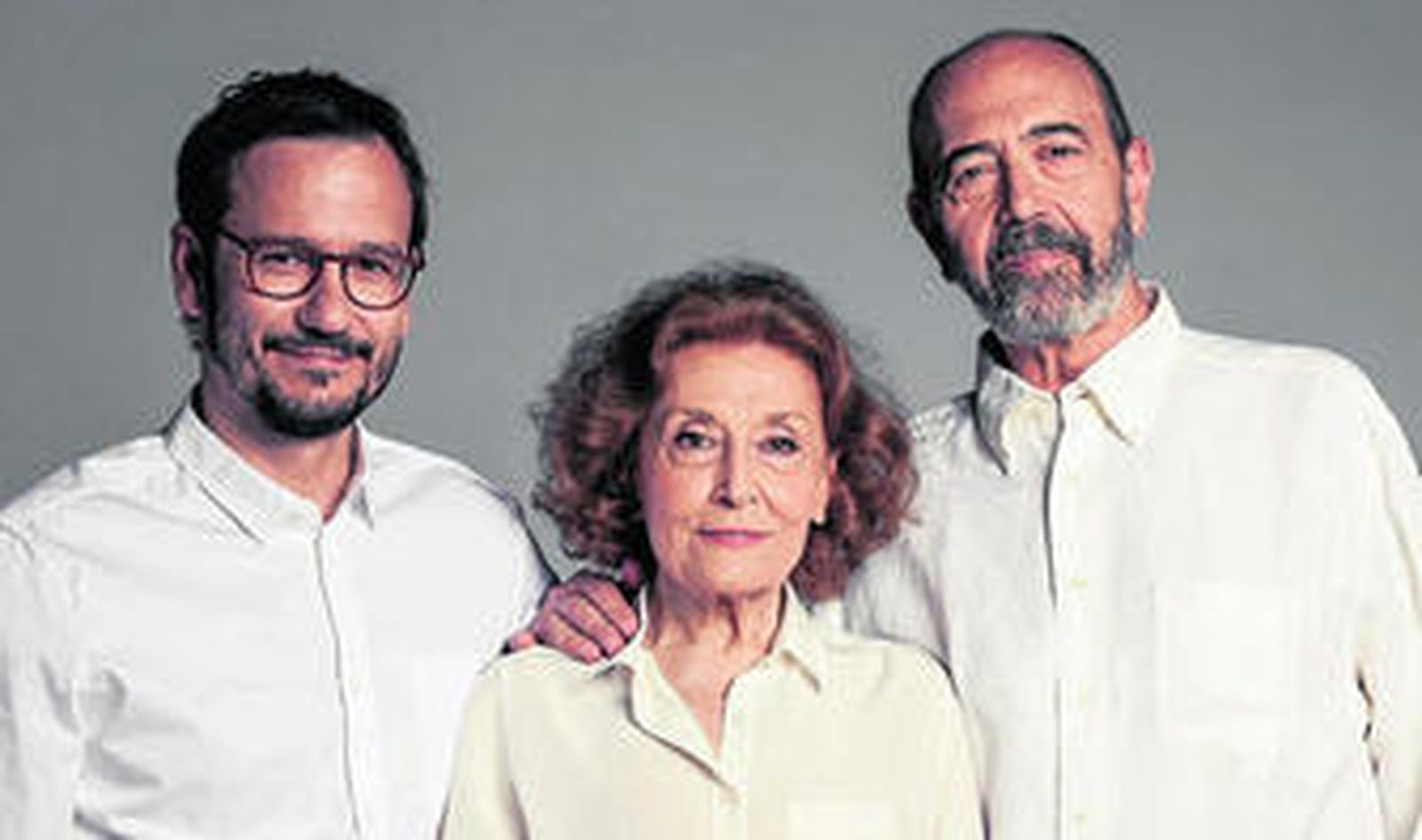 El director David Serrano, Julia Gutiérrez Caba y Miguel Rellán.