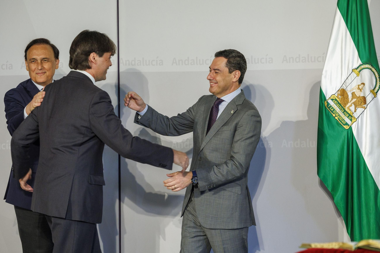 Juanma Moreno preside toma de posesión del rector de la UPO, Francisco Oliva, en presencia del consejero José Carlos Gómez Villamandos.