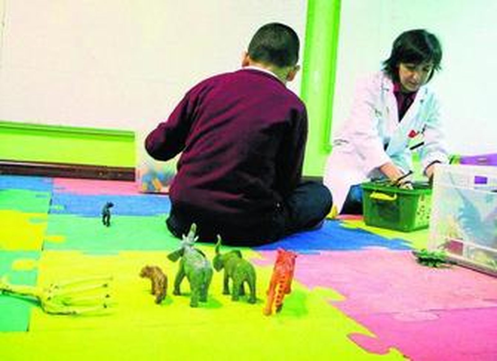 Una profesional durante una sesión con un menor.