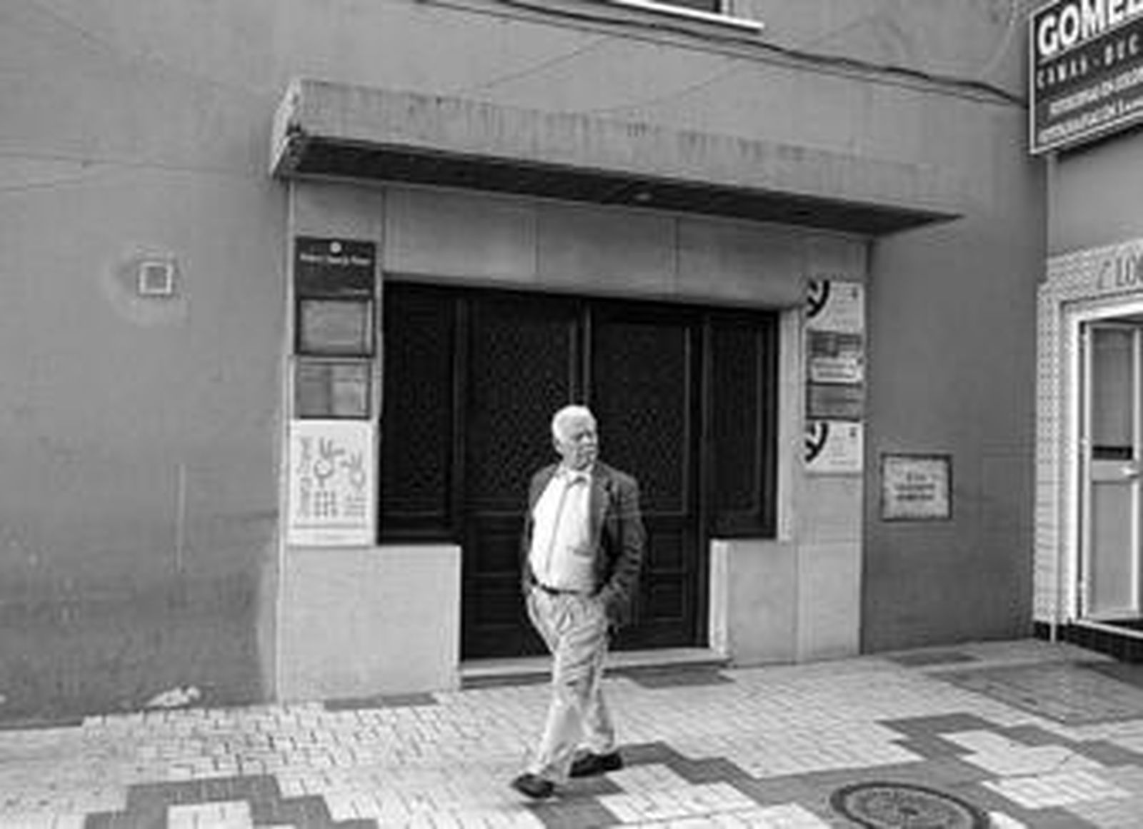 Un viandante pasa por delante de la sede del consulado general de Marruecos en la calle Teniente Maroto.