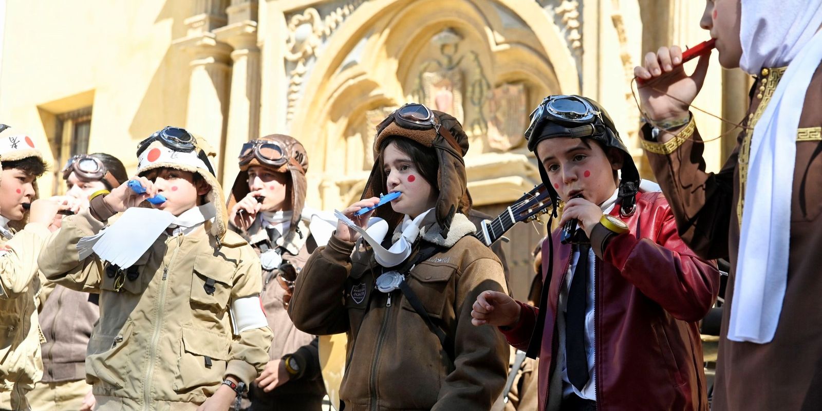 Una agrupación infantil canta coplas de carnaval en la Plaza de San Agustín.
