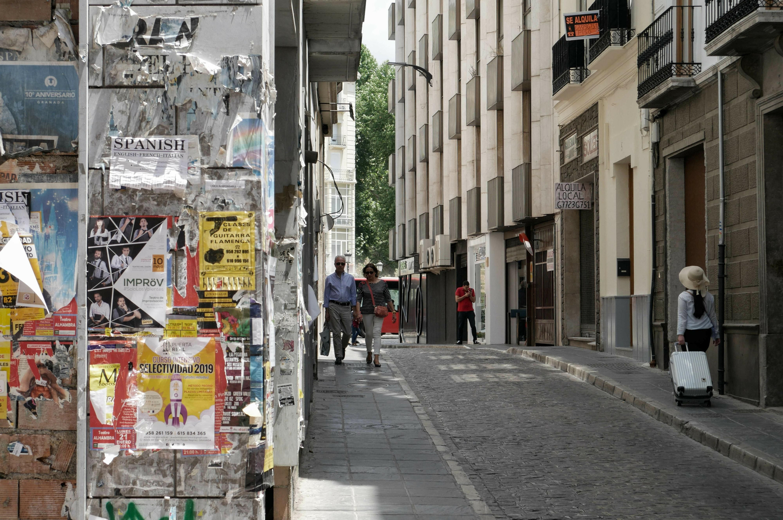 Suciedad, viandantes y turistas en la calle Pino