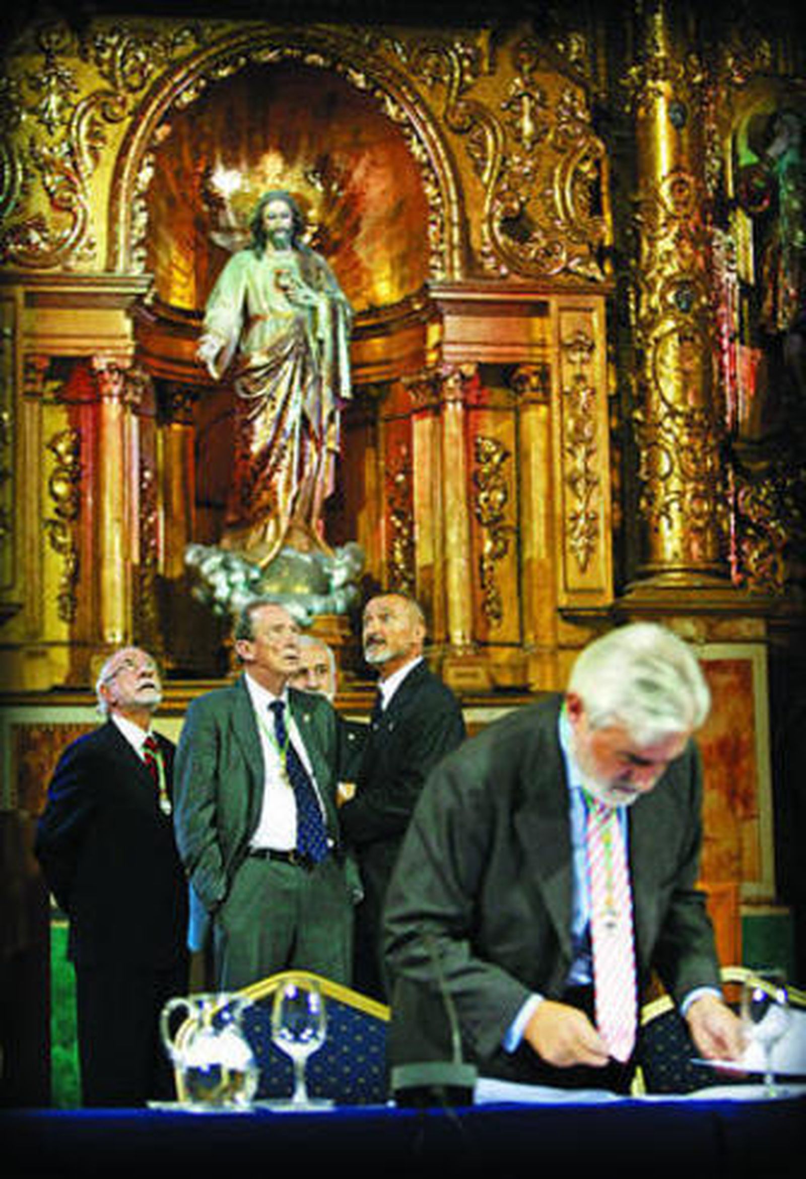Varios académicos de la RAE, entre ellos Pérez-Reverte, contemplando el Oratorio de San Felipe.