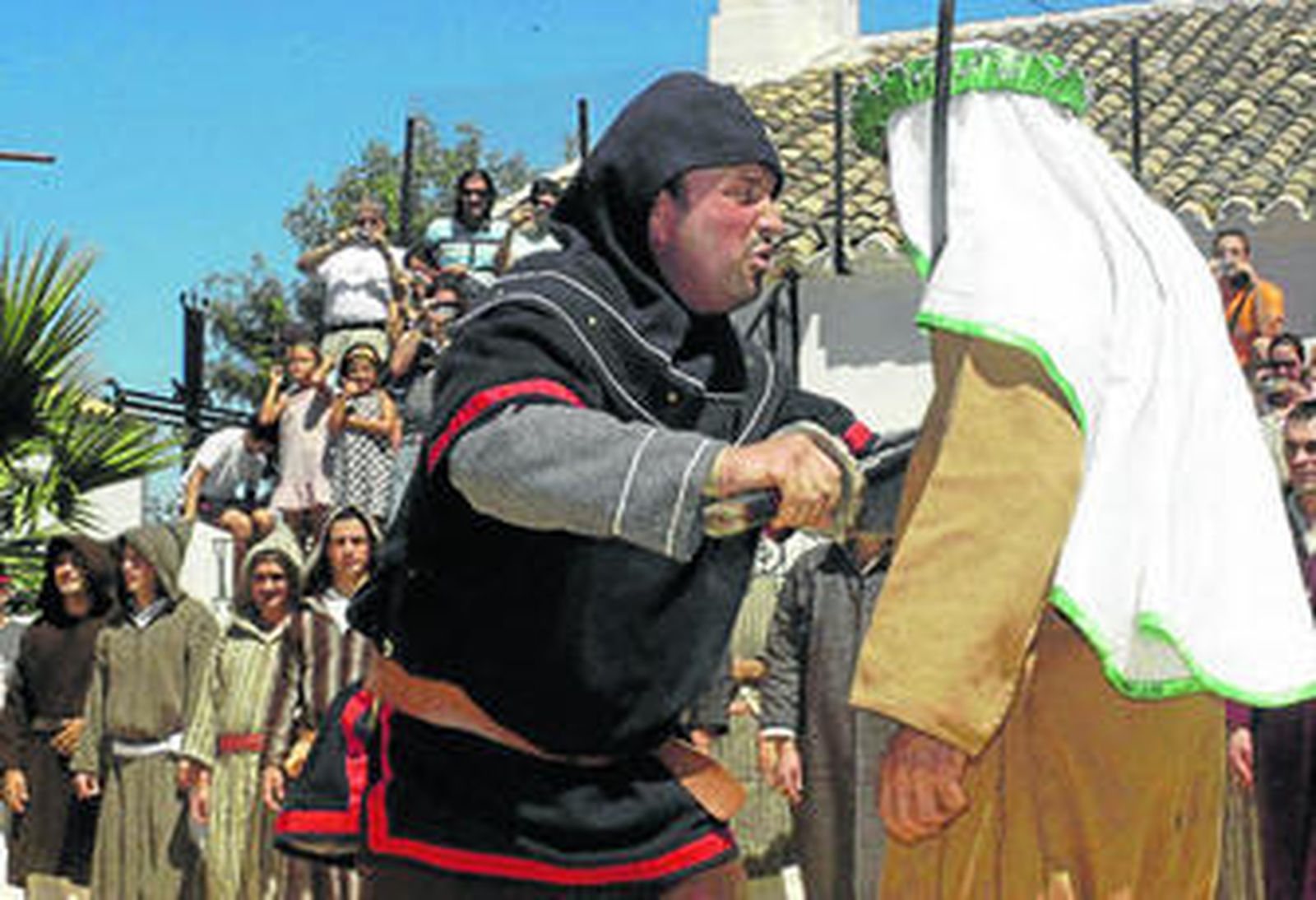 Una de las escenas  de lucha que cada año deja esta festividad en Benamahoma.