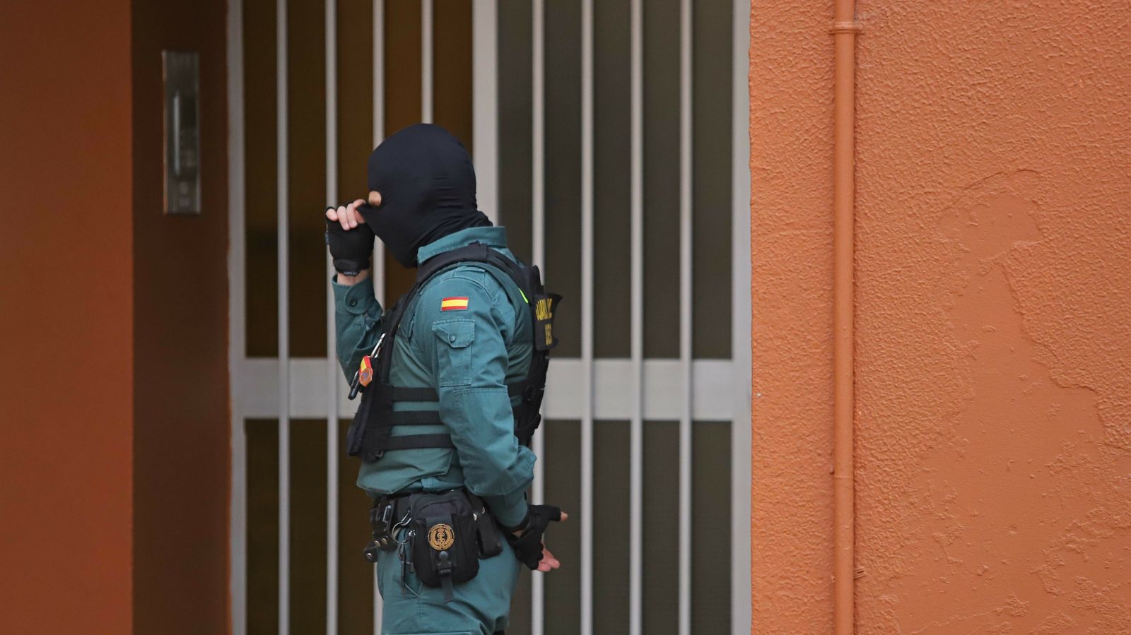Fotos del registro de la Guardia Civil en la calle Guadalupe de La Línea