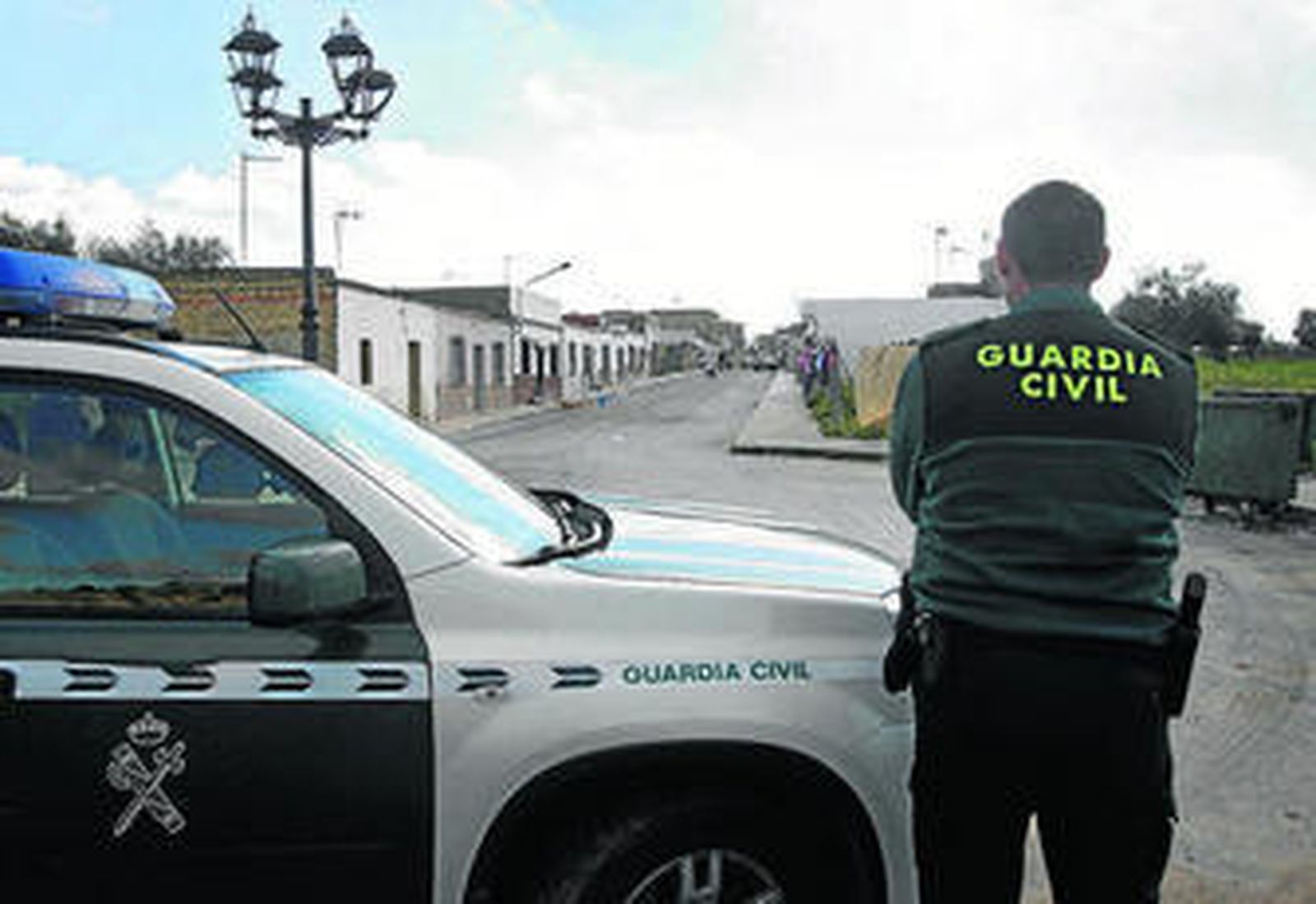 Un agente de la Guardia Civil vigila el barrio marginal de Puerto Serrano donde reside el clan de Los Cachimbas.