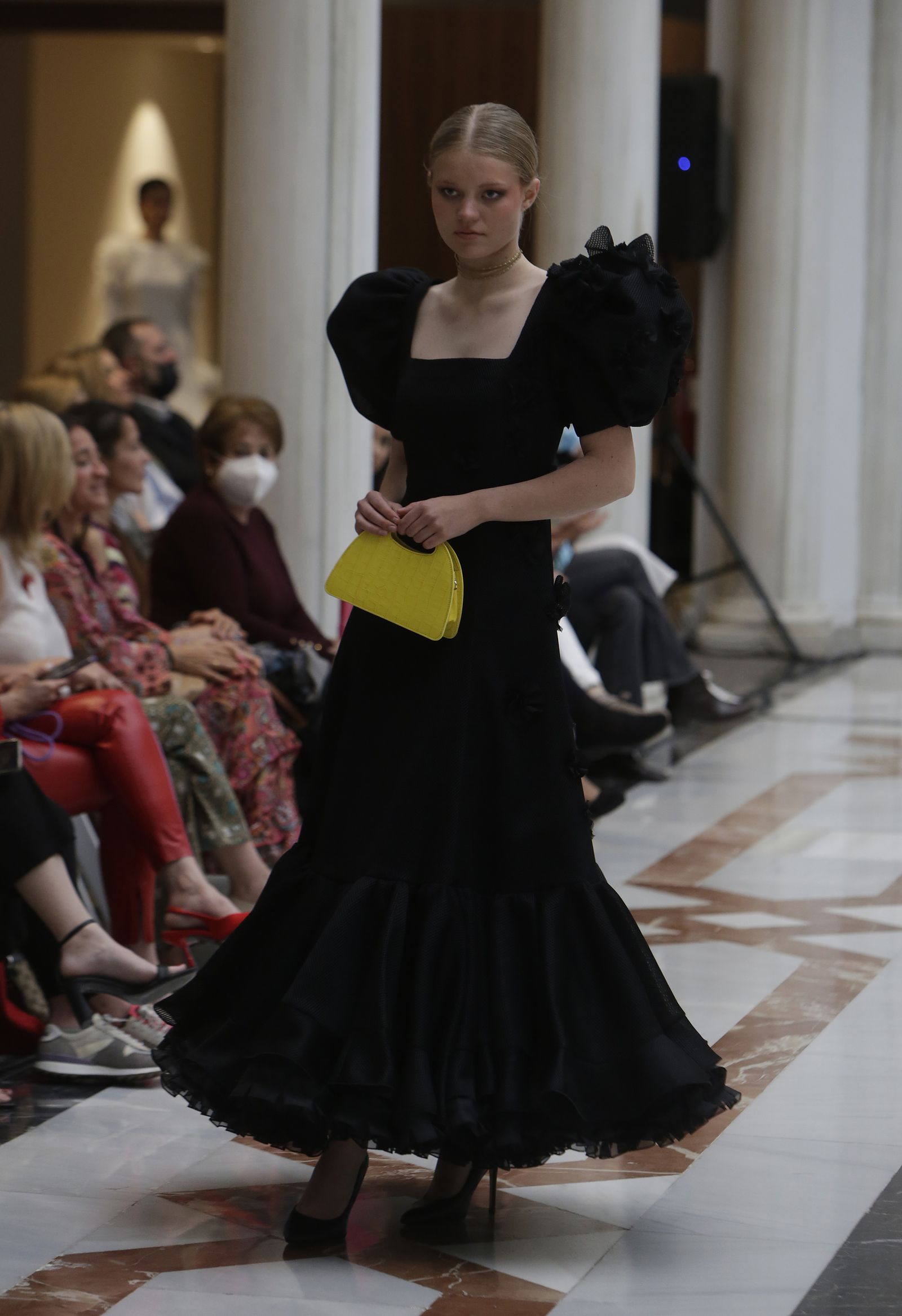 Desfile moda flamenca en las vísperas de la Feria de Abril CaixaBank