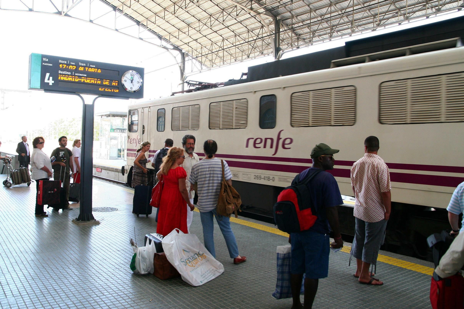 Imagen de la zona de andenes de la estación de trenes de Jerez, donde se permite fumar.