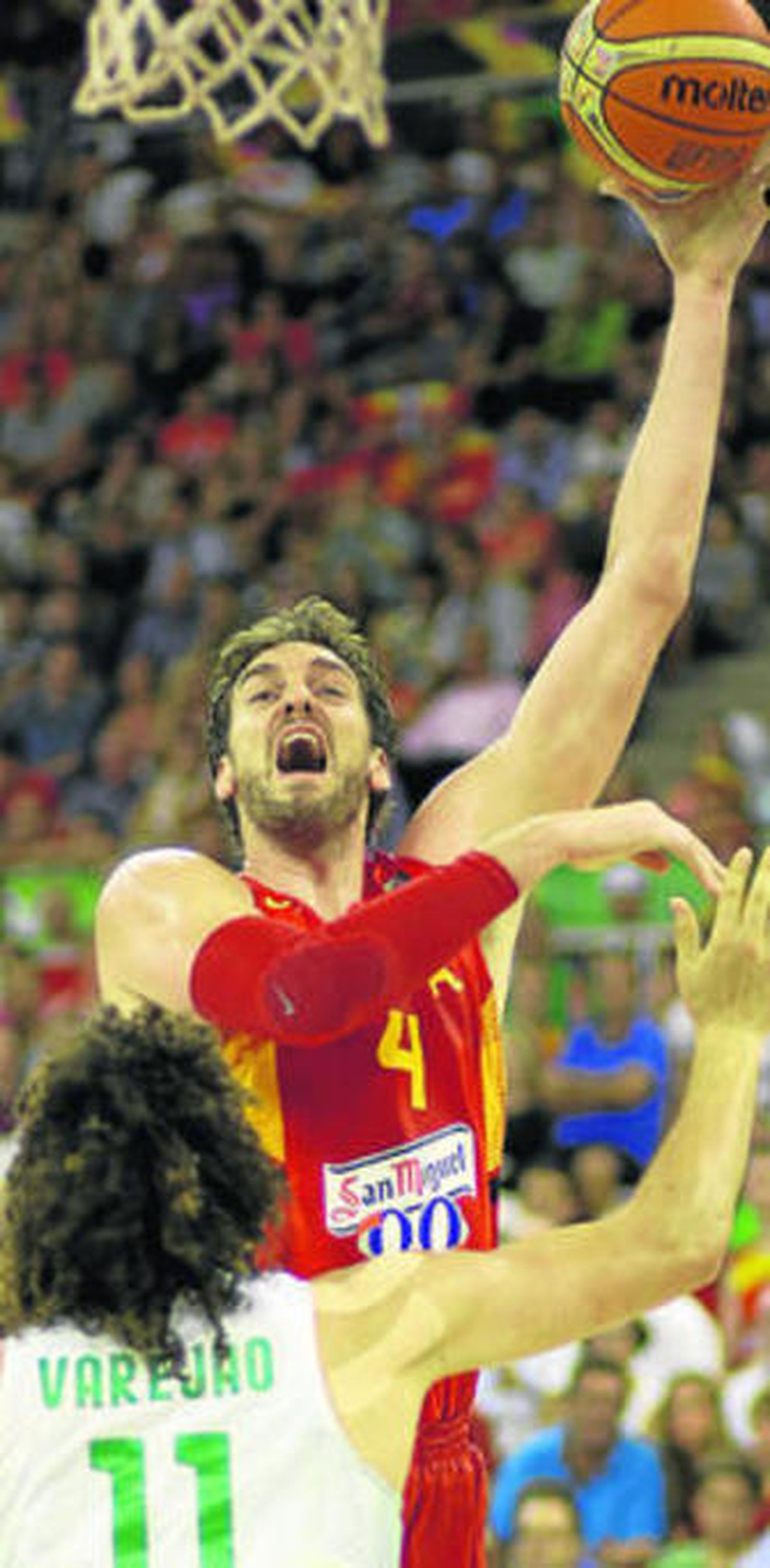 Pau Gasol se dispone a encestar bajo la canasta.