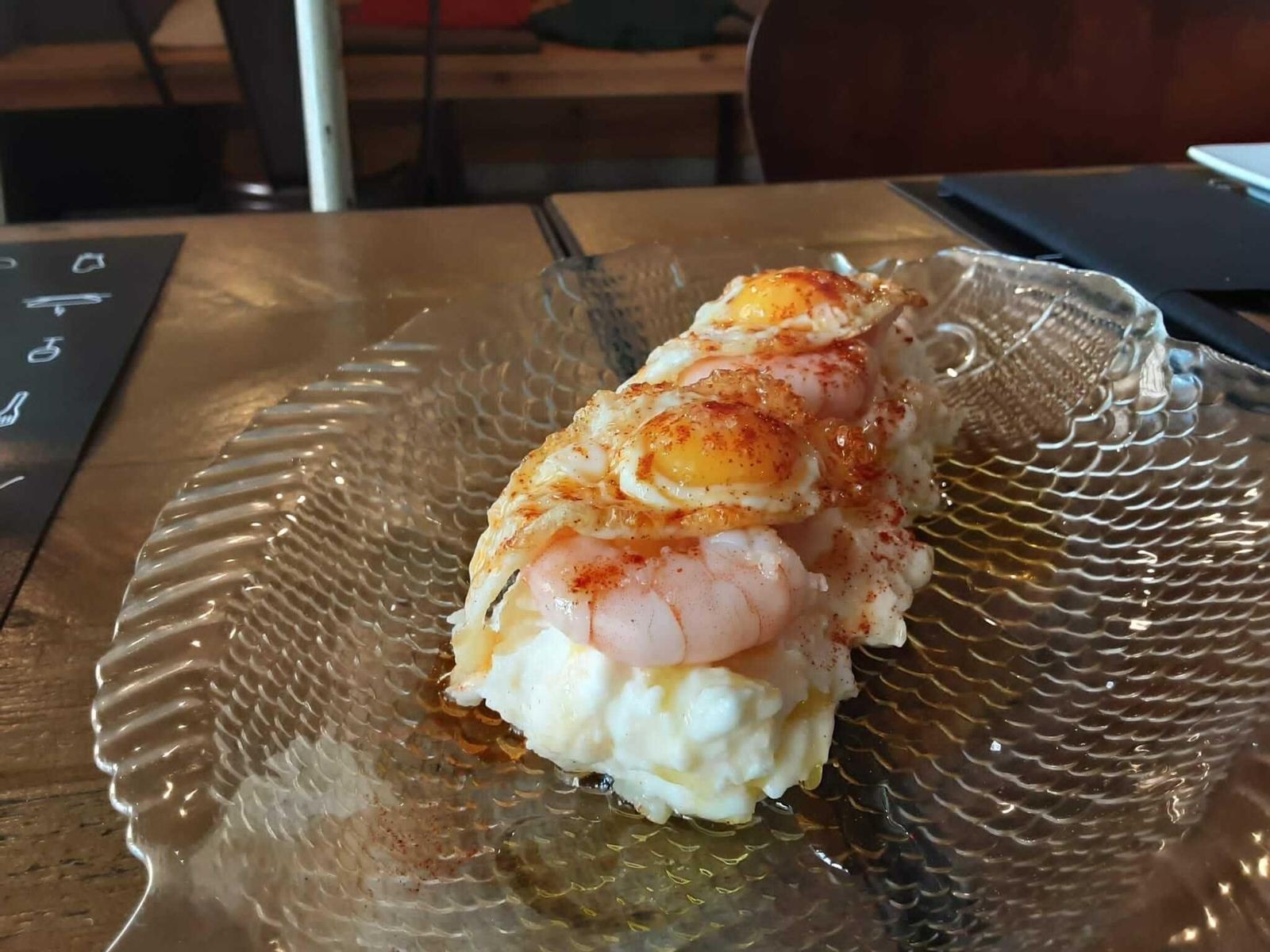 Entre las ensaladillas más originales de Sevilla, se encuentra ésta de langostino con huevo frito de Lalola Taberna Gourmet.