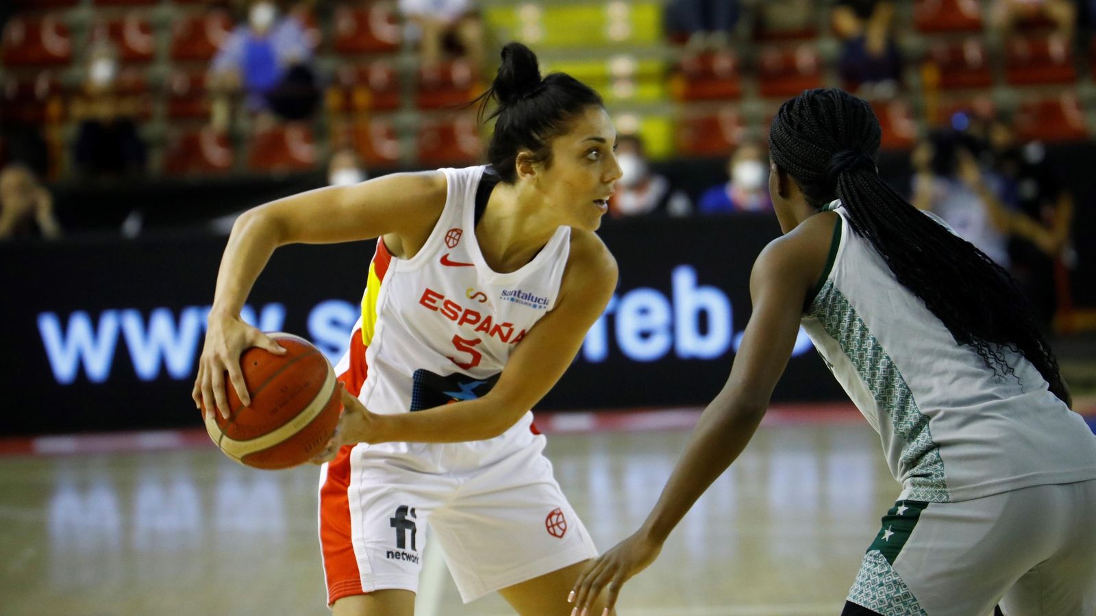 Cristina Ouviña esconde la bola ante una jugadora de Nigeria.