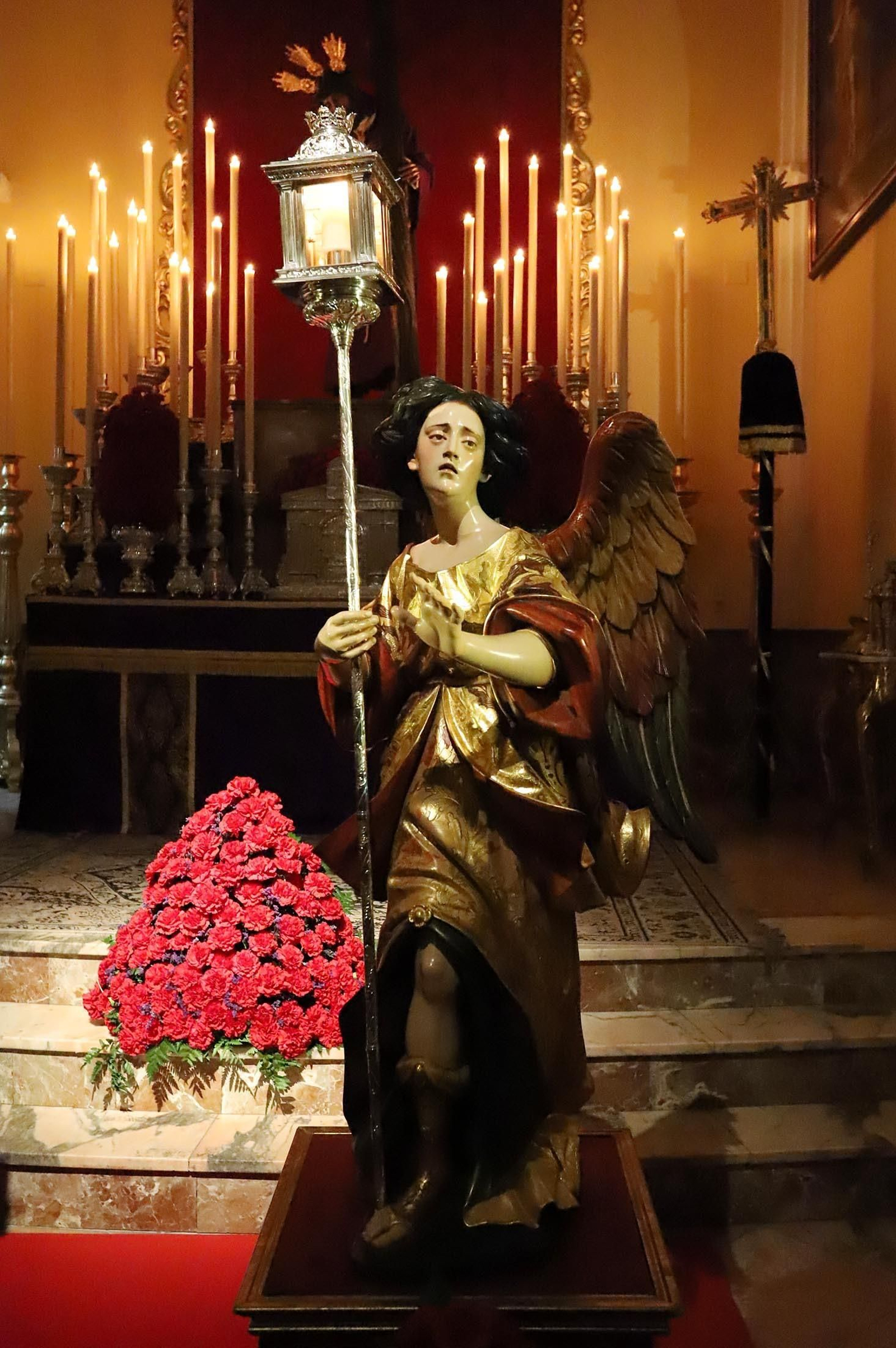 Imágenes de la presentación de dos ángeles ceriferarios en la Hermandad del Calvario