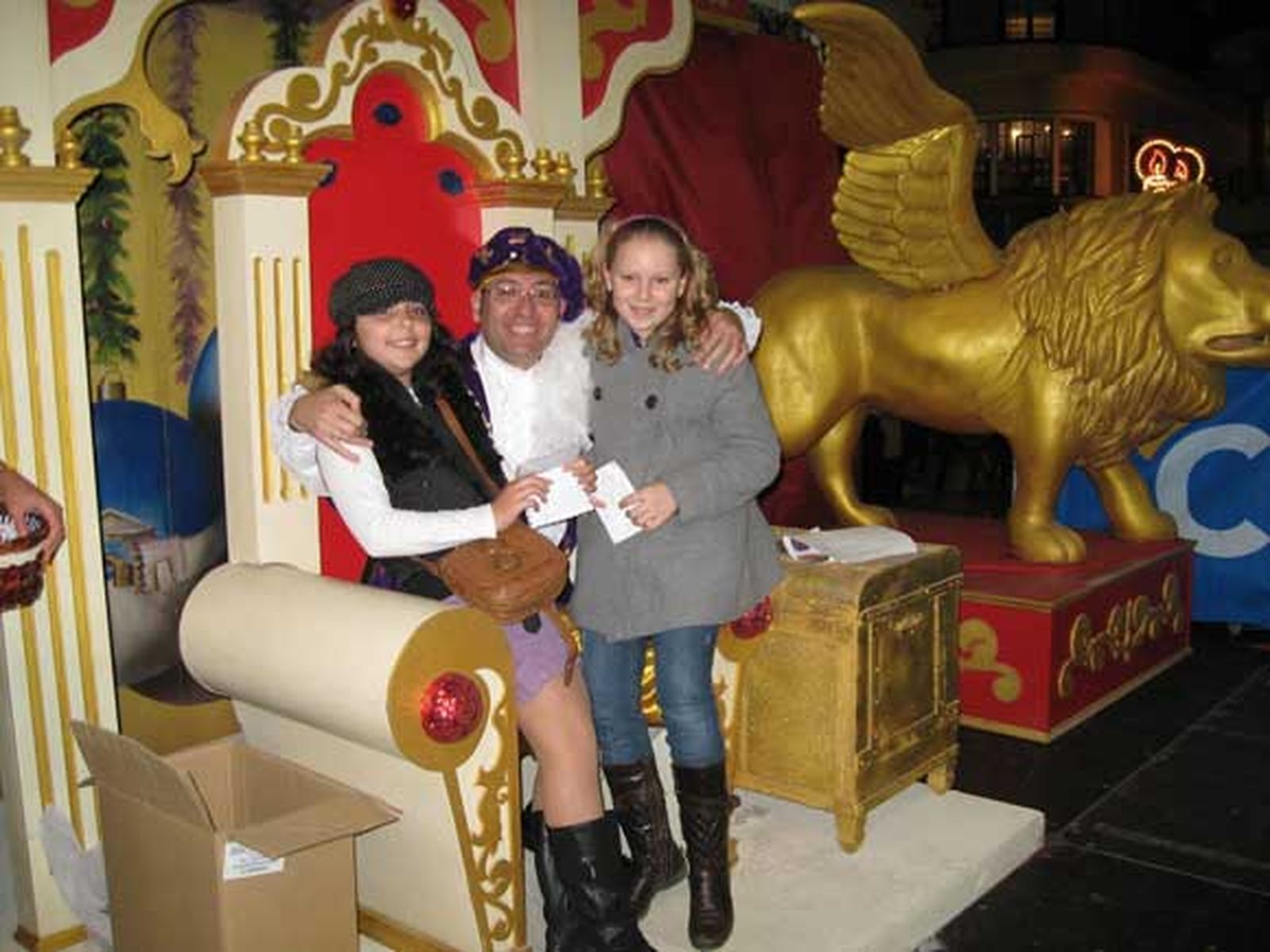 El Paje Real finaliza su misión en Cádiz tras haber recogido las cartas que los niños han redactado para los Reyes Magos.