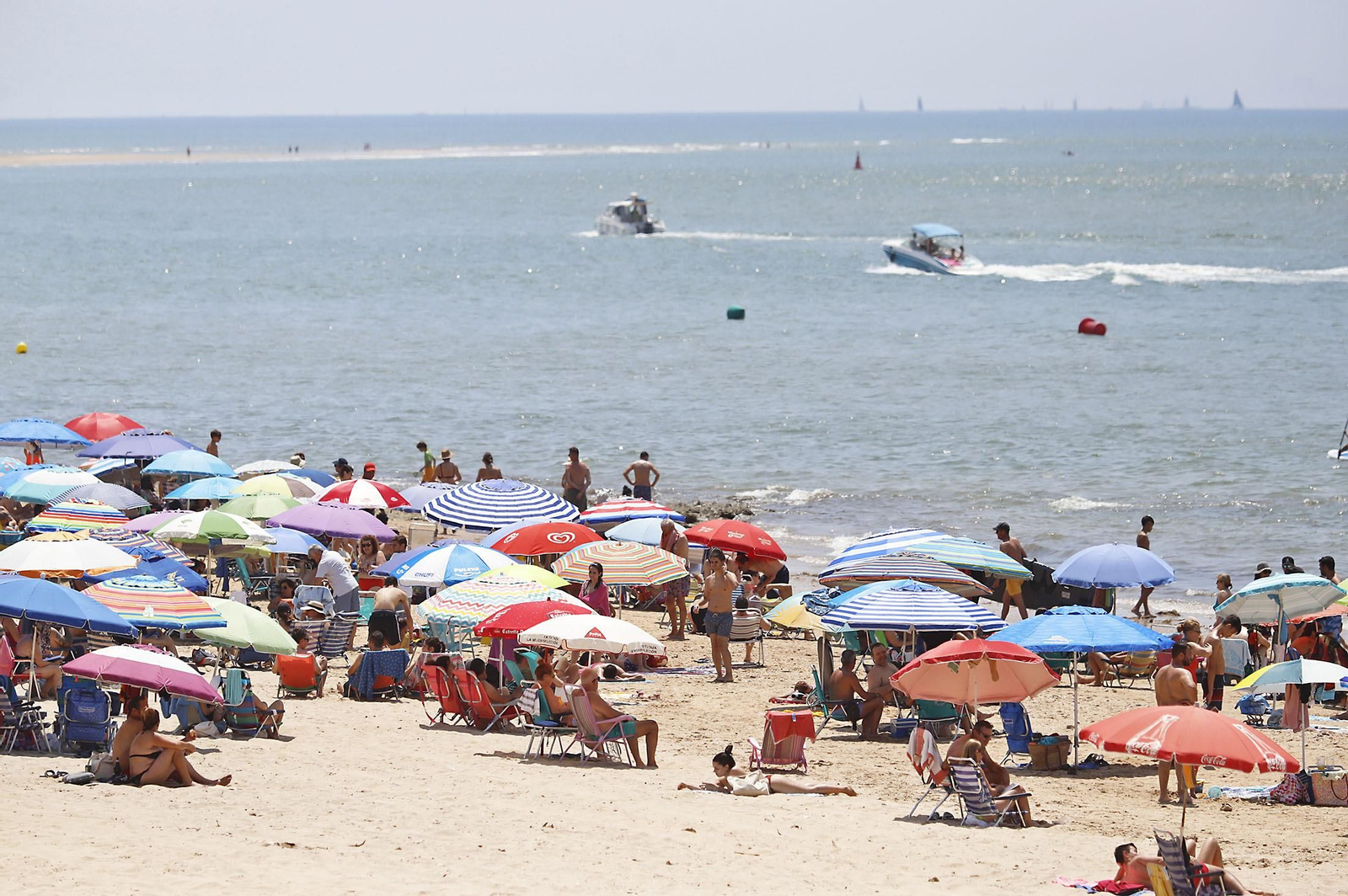 Las imágenes de la jornada de domingo en las playas de Huelva