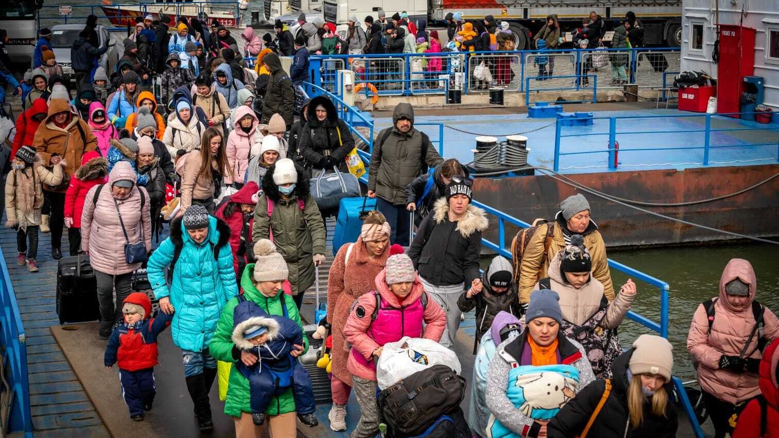 Desembarco de numerosos refugiados ucranianos.