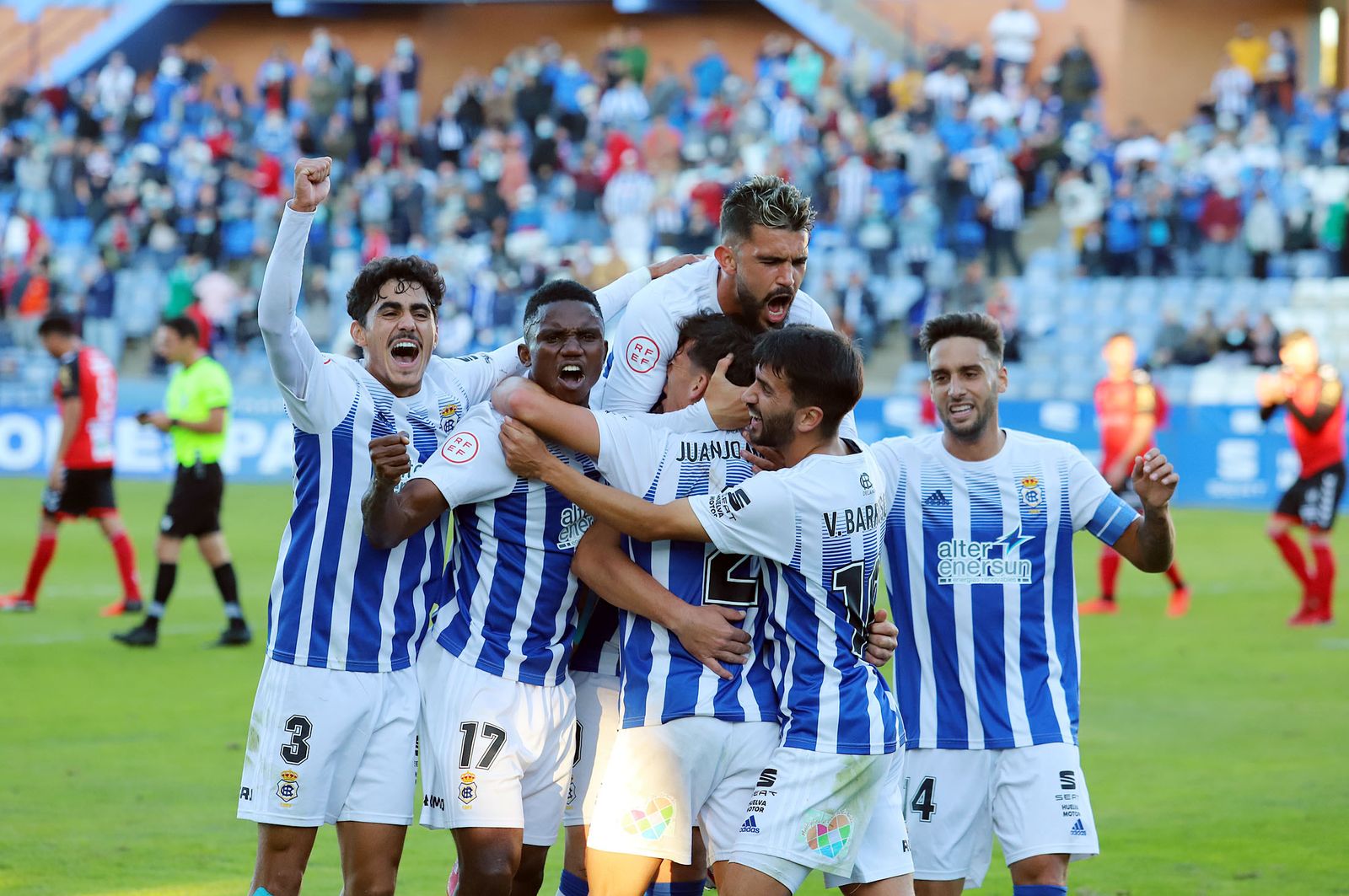 Los jugadores del Decano celebran uno de los goles anotados esta temporada.