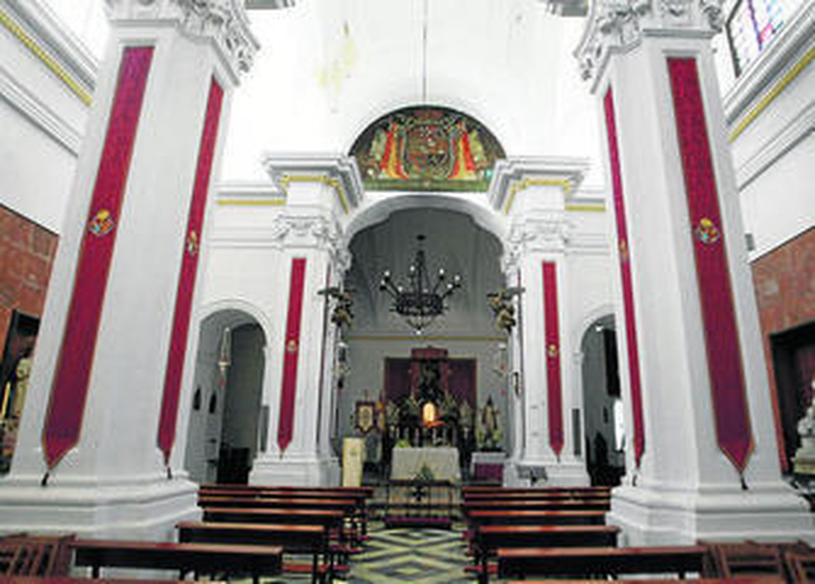Vista del interior de la parroquia castrense del Santo Ángel, que cumple en octubre 250 años.