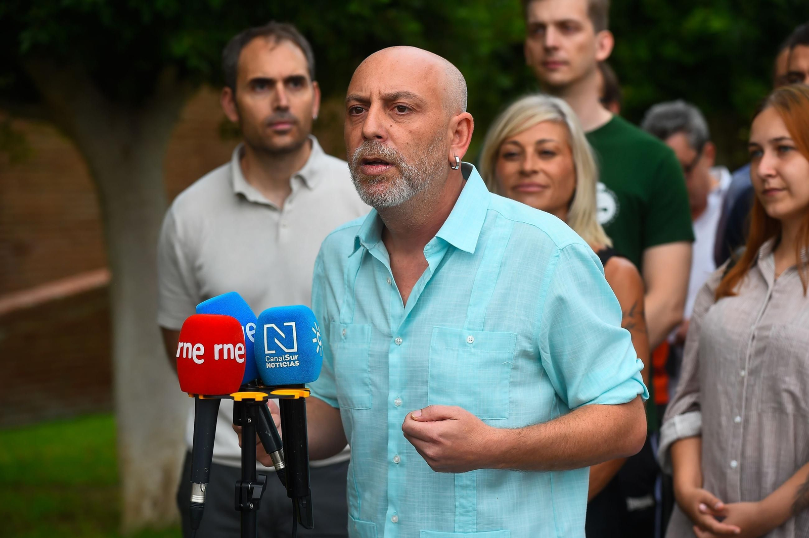Ernesto Alba ante los medios; detrás el coordinador regional de IU, Toni Valero.