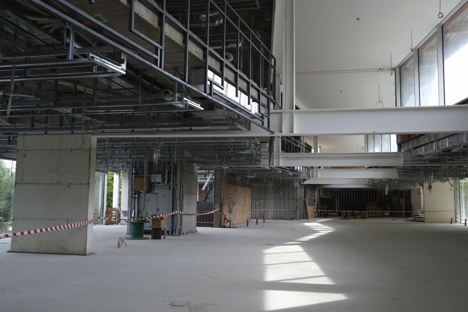 La visita de Carmen Calvo a las obras de la Biblioteca del Estado Grupo Cántico de Córdoba, en imágenes