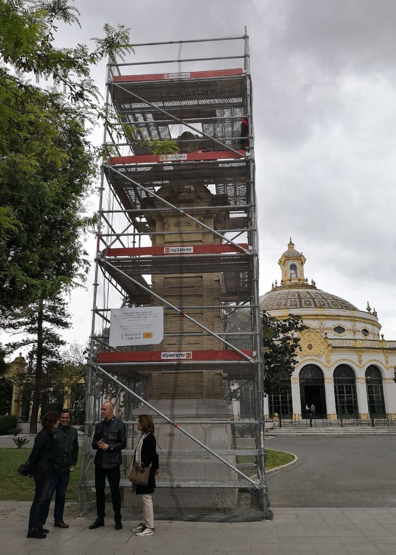 Uno de los obeliscos sometidos a tareas de conservación.
