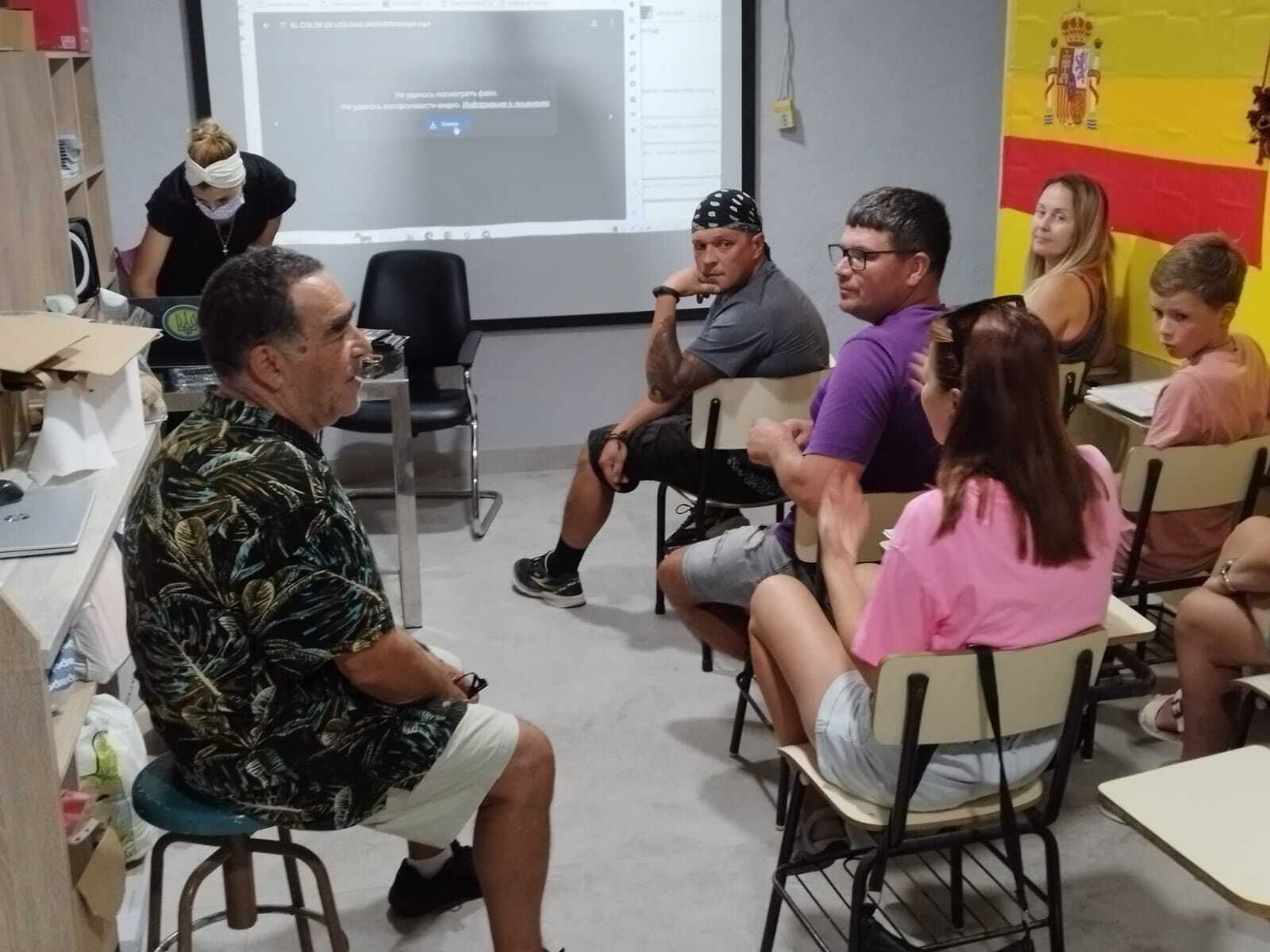 Bruto Pomeroy, en una clase de español para ucranianos en San Fernando.