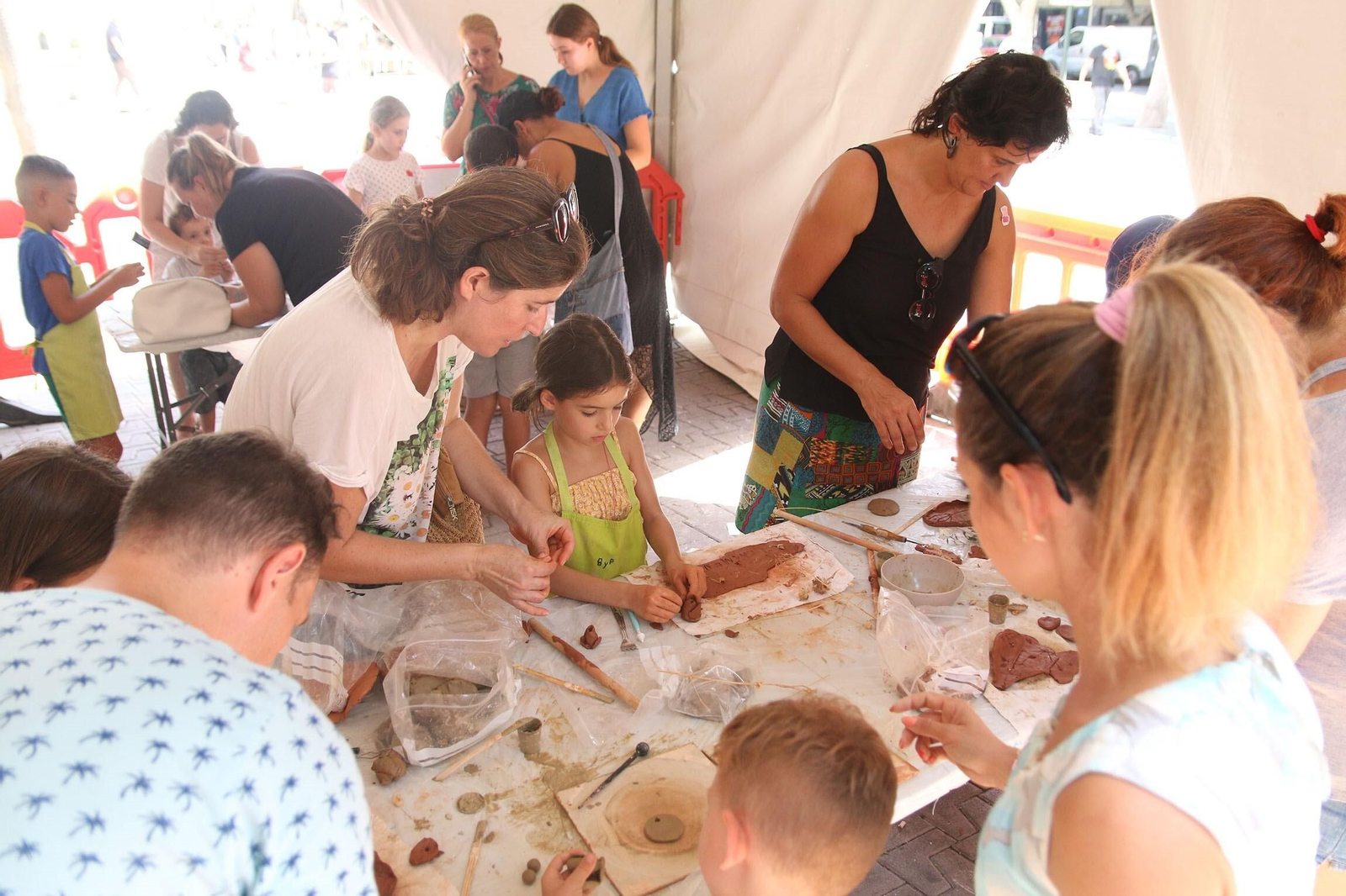 Las imágenes de los talleres infantiles de alfarería de la Feria de Almería 2023