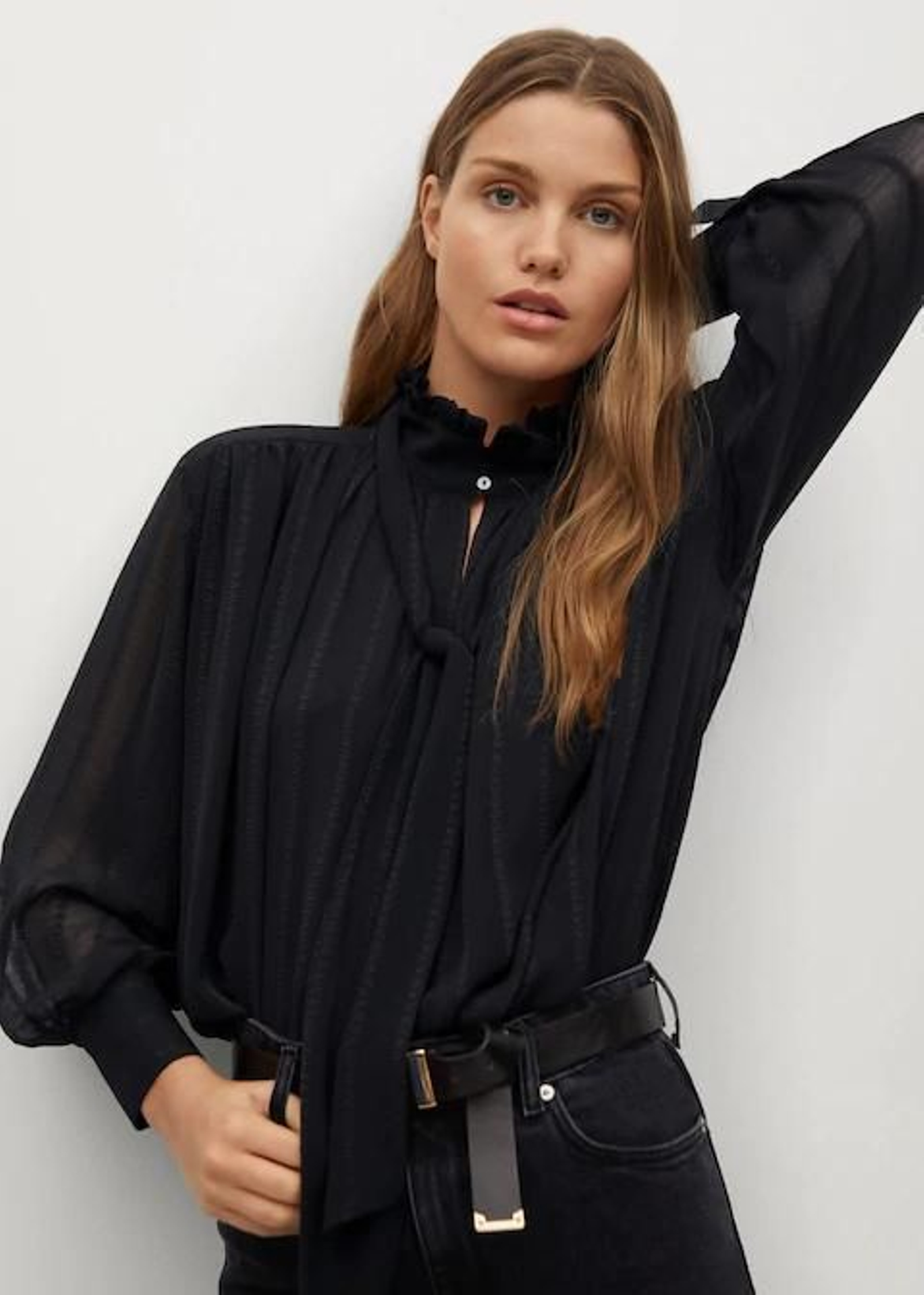 La blusa negra de Mango.