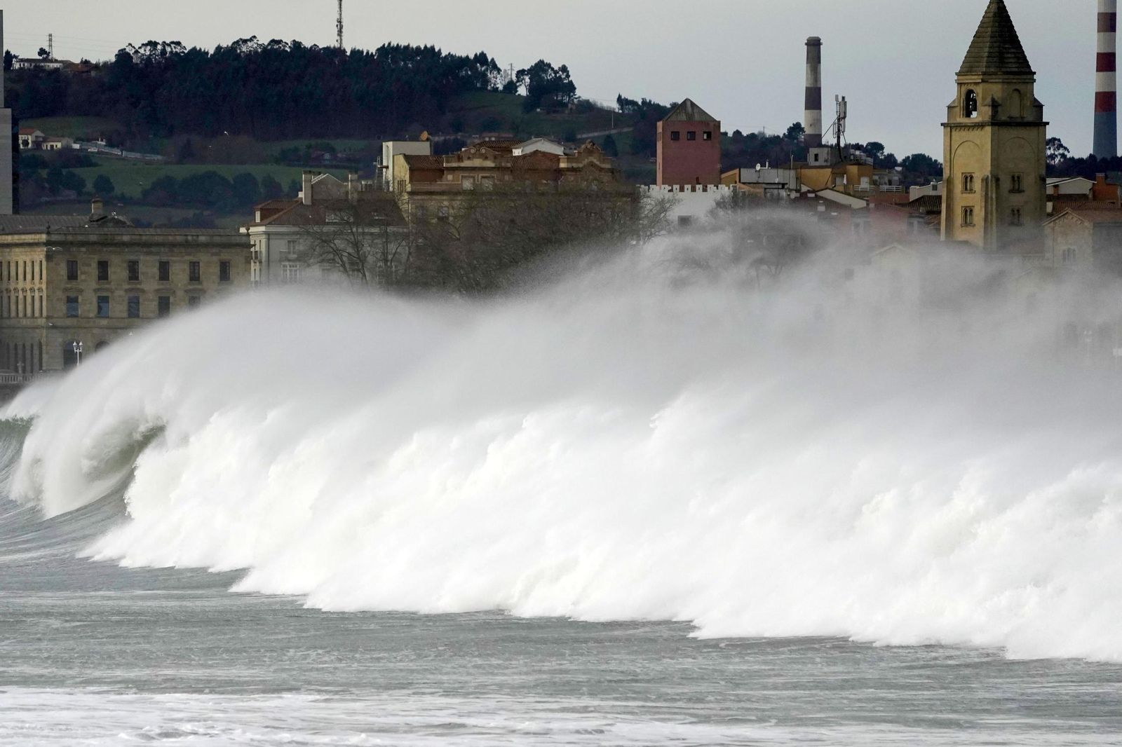 Las impresionantes olas que provoca Herminia en la costa norte de España