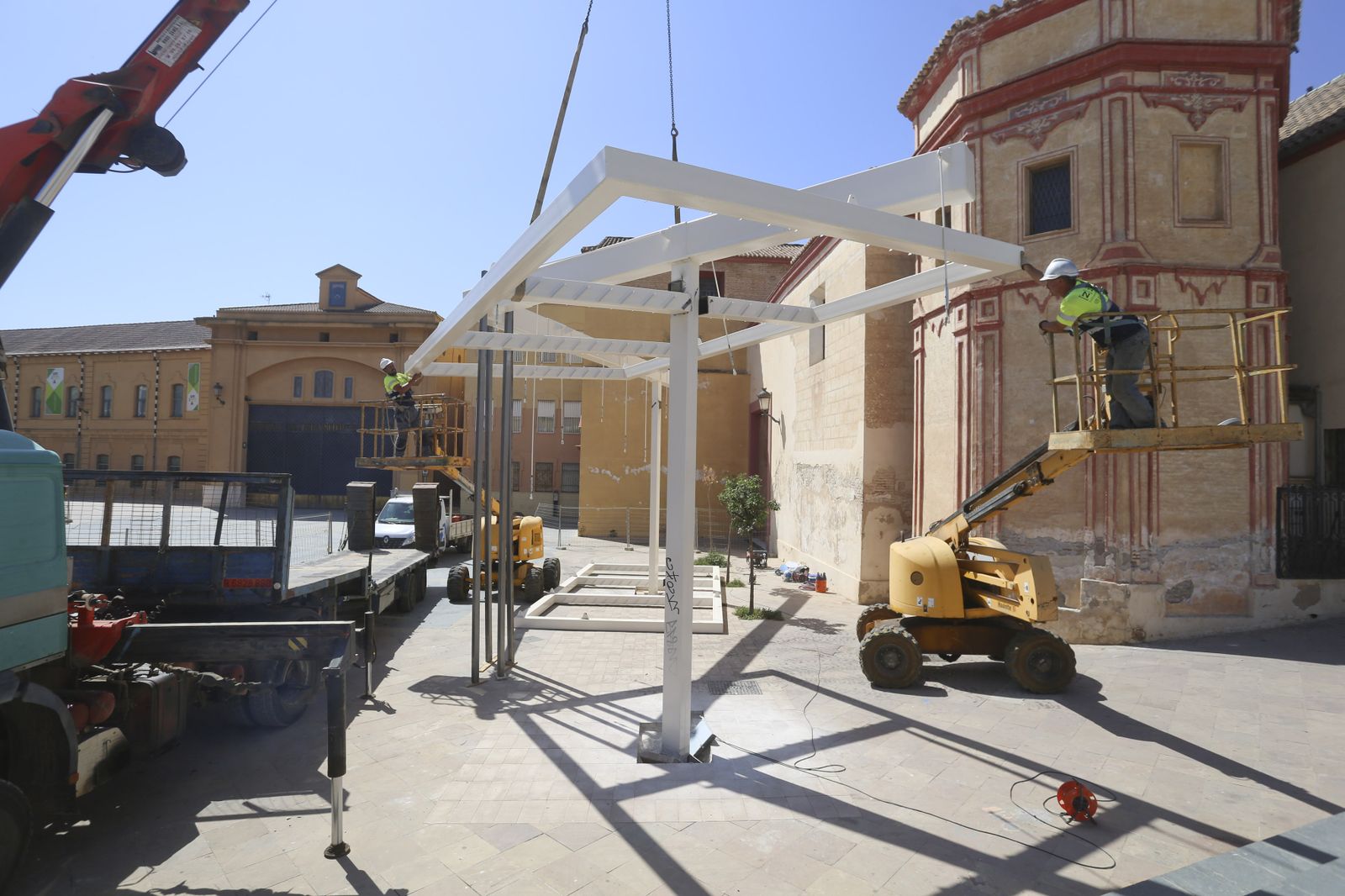 La retirada de la polémica pérgola de Santo Domingo, en fotos