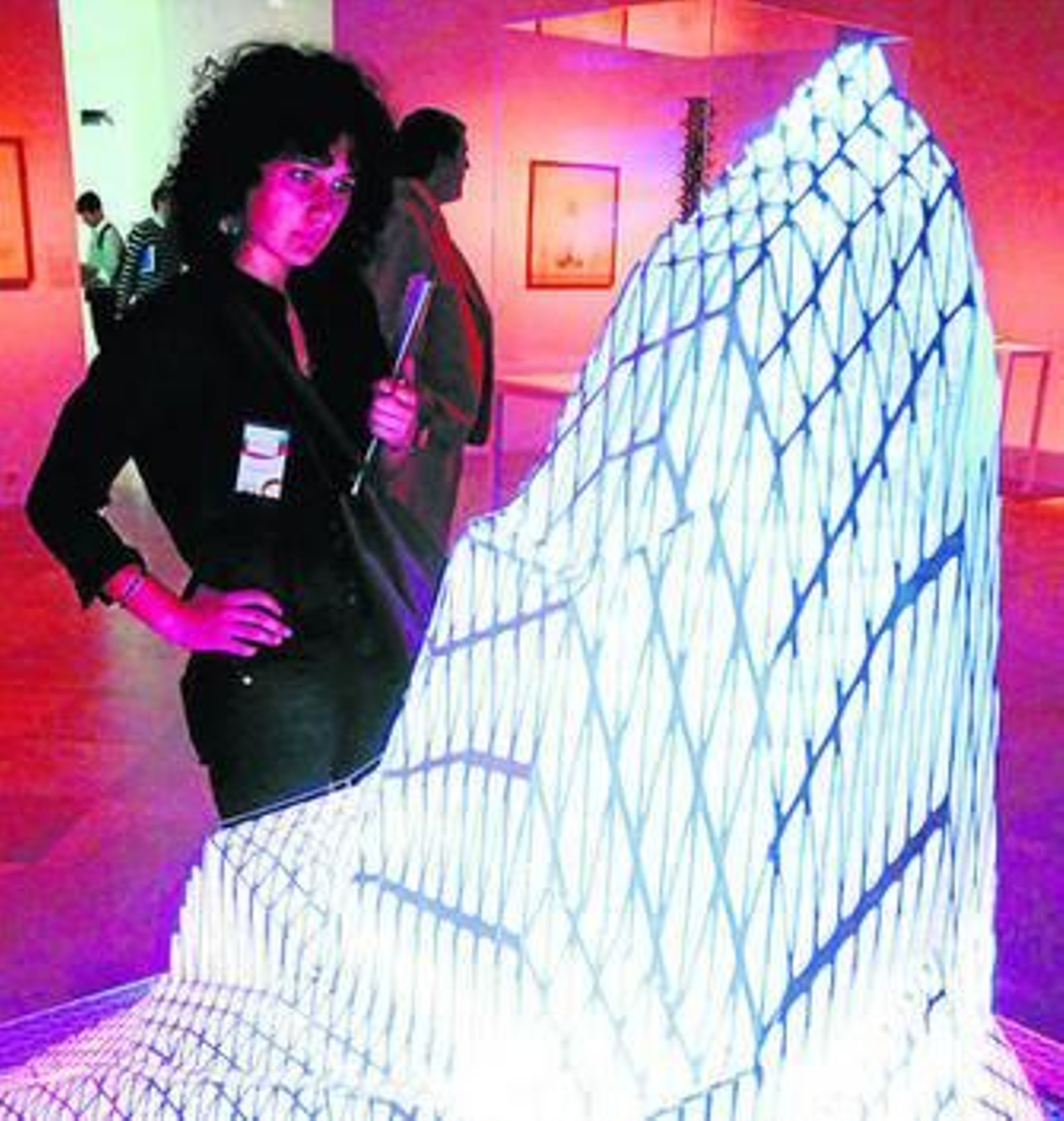 Una visitante observa una de las piezas expuestas en la última edición de la Biacs.