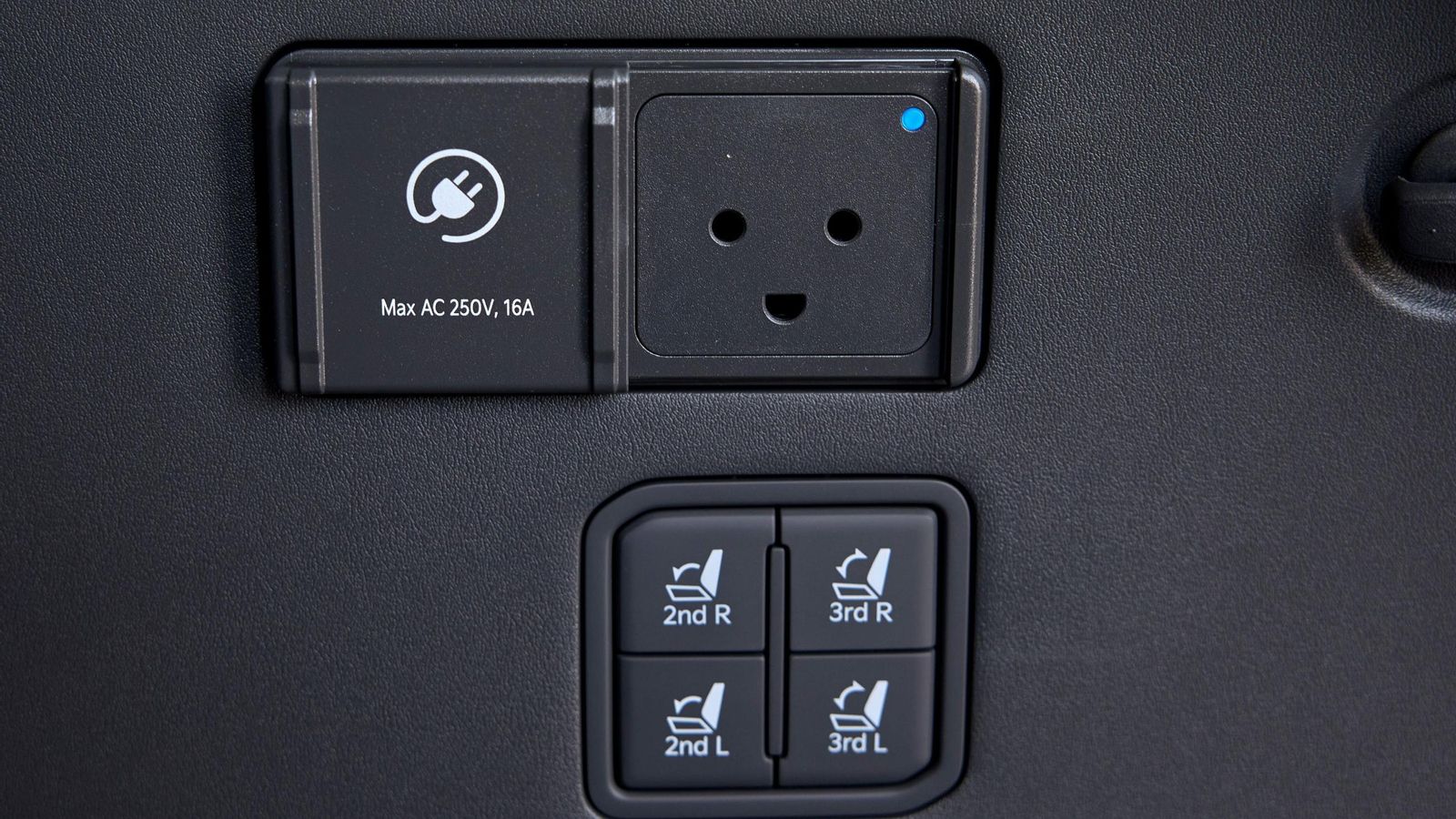 Los controles eléctricos de los asientos de la segunda y tercera fila, así como el enchufe de 220 voltios que permite aportar energía de la batería a consumidores externos, forman parte del equipamiento de serie. Los controles eléctricos de los asientos de la segunda y tercera fila, así como el enchufe de 220 voltios que permite aportar energía de la batería a consumidores externos, forman parte del equipamiento de serie.