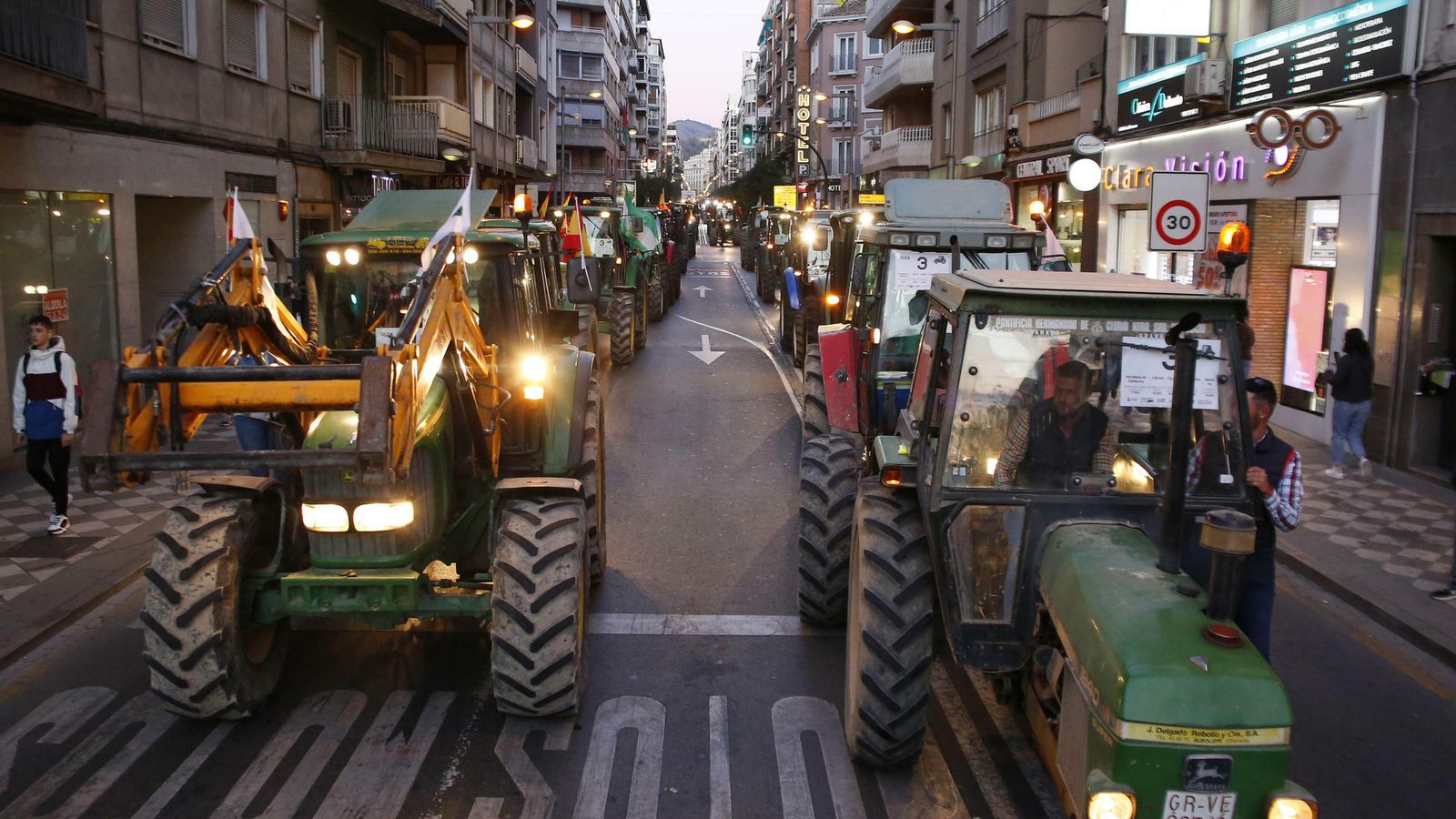 Los tractoristas pasearon por el centro de Granada al atardecer.