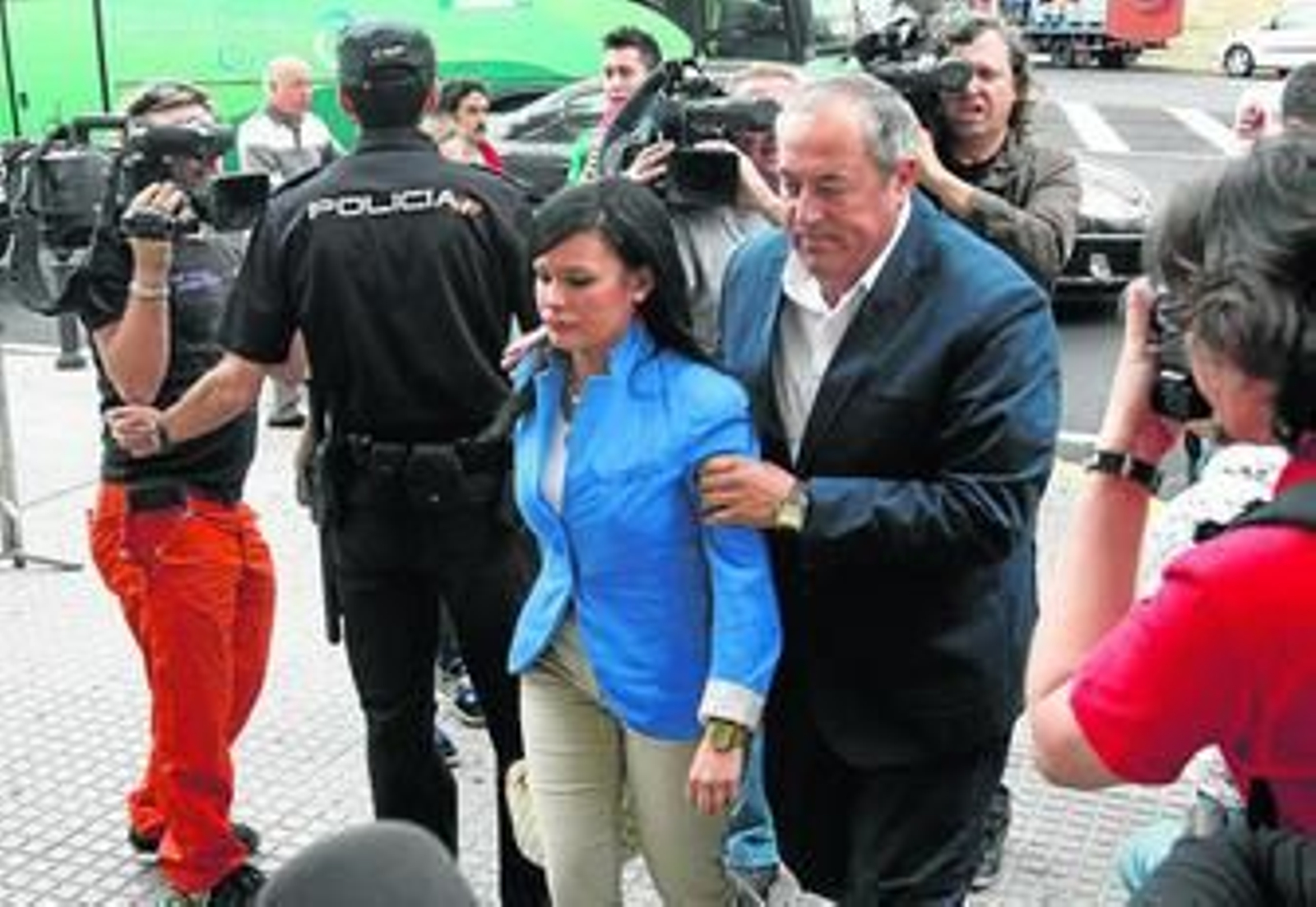 Carlos Carretero y su pareja, Elisa Calvente, el pasado junio, durante el juicio en la Audiencia.