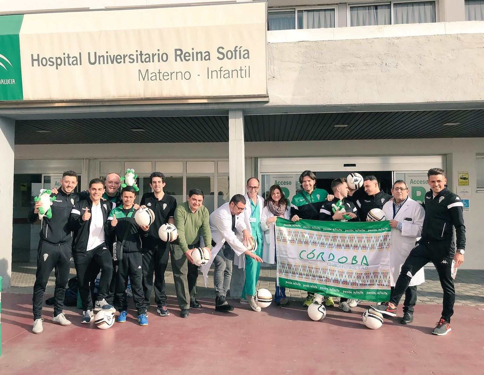 La expedición del Córdoba CF Futsal, a su llegada al Reina Sofía.