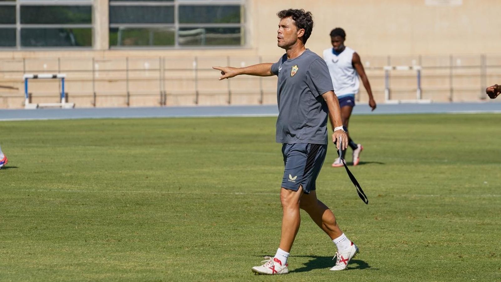 El técnico de Vilassar de Mar dirige a los suyos en el entreno de este viernes.