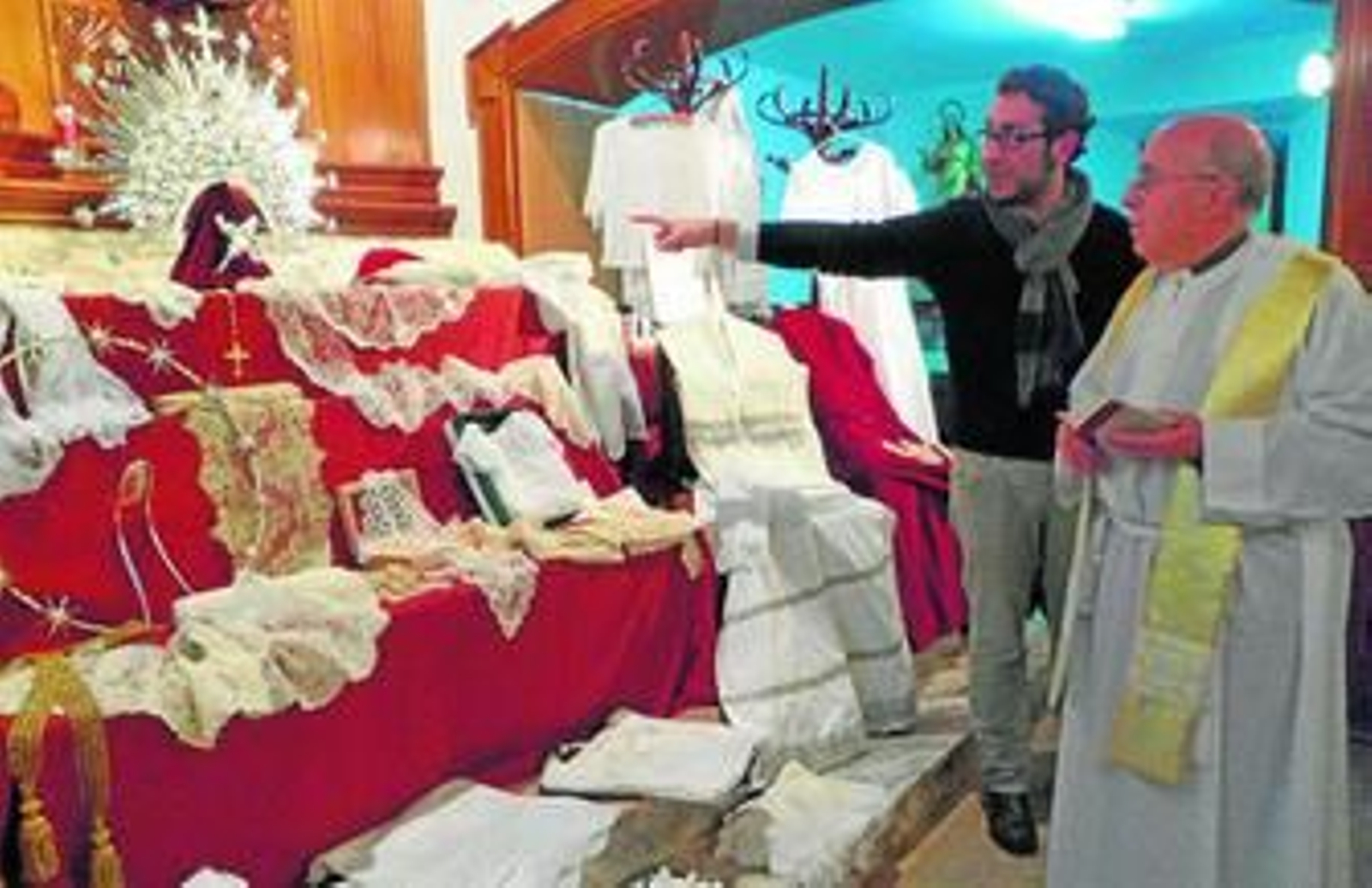 El párroco Longinos Abengózar sigue las explicaciones sobre los trabajos realizados para la Virgen.