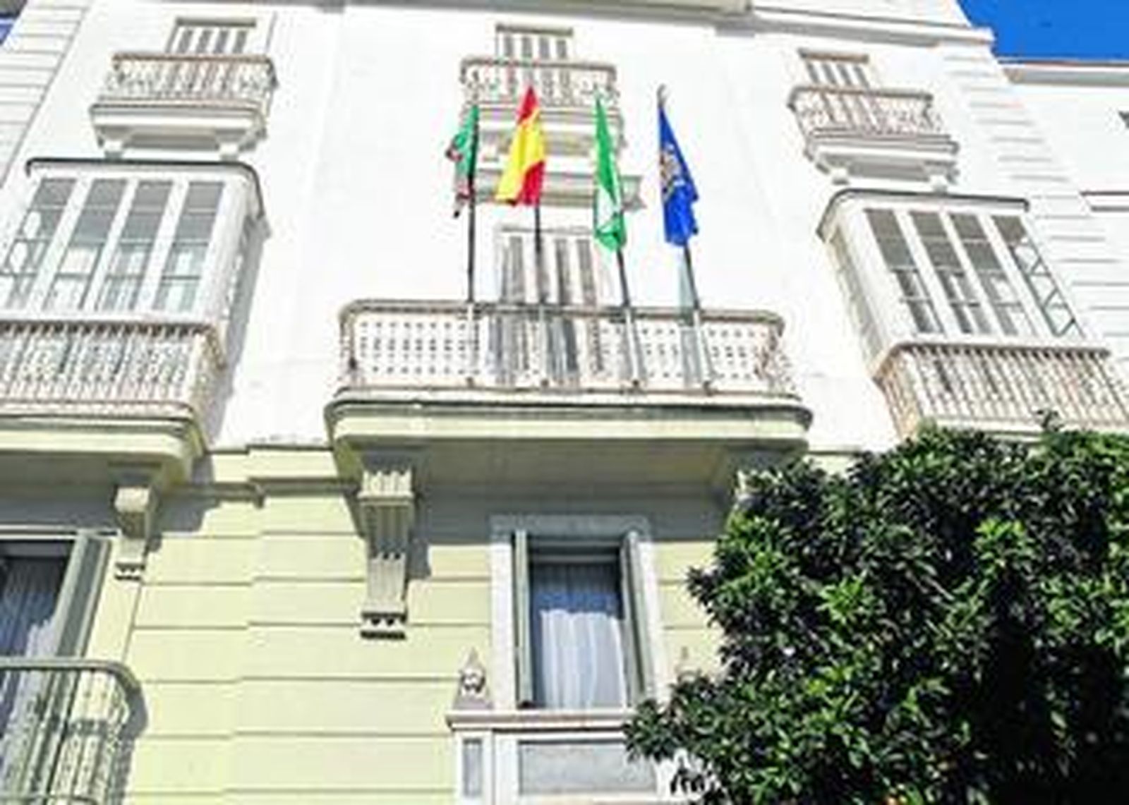 Fachada del centro asociado de la UNED en Cádiz, con sede en el número 2 de la plaza San Antonio.