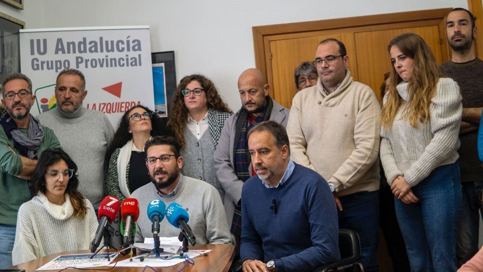 Jorge Rodríguez interviene en una rueda de prensa rodeado por alcaldes y cargos de IU de Cádiz, en una imagen de archivo.