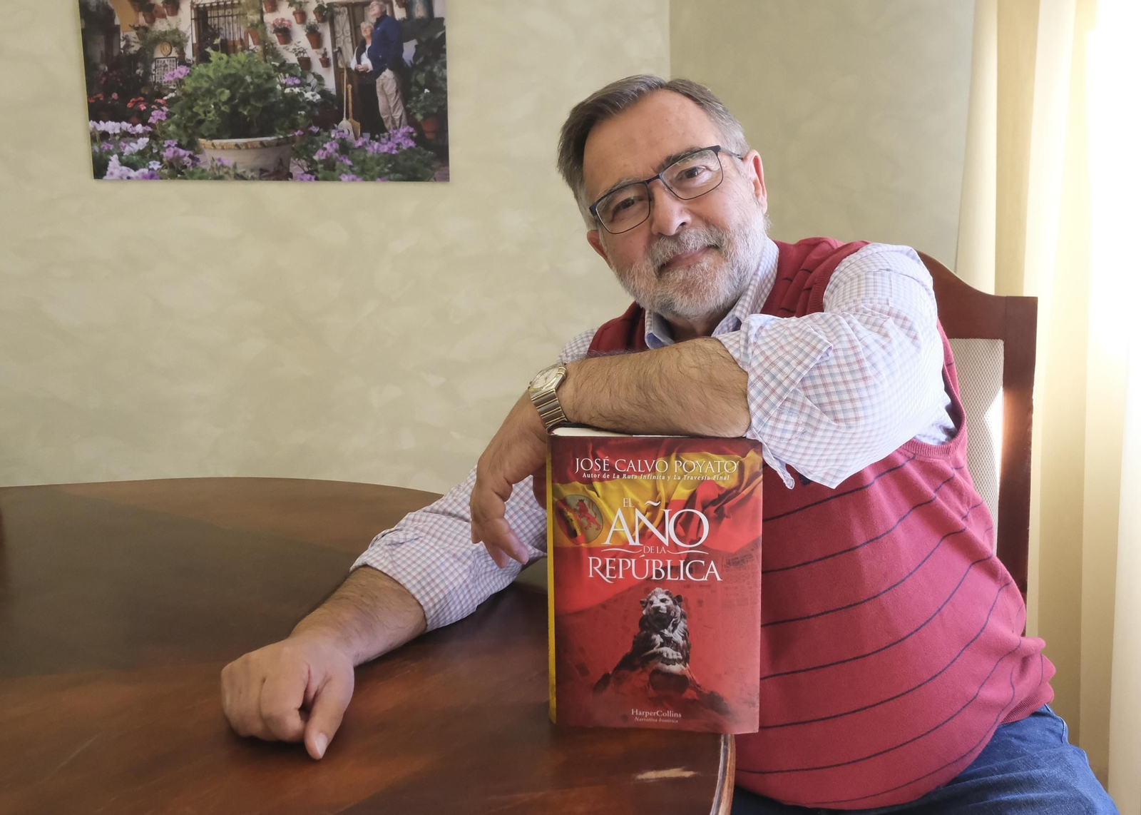 José Calvo Poyato, con un ejemplar de su nuevo libro, en la redacción del periódico.