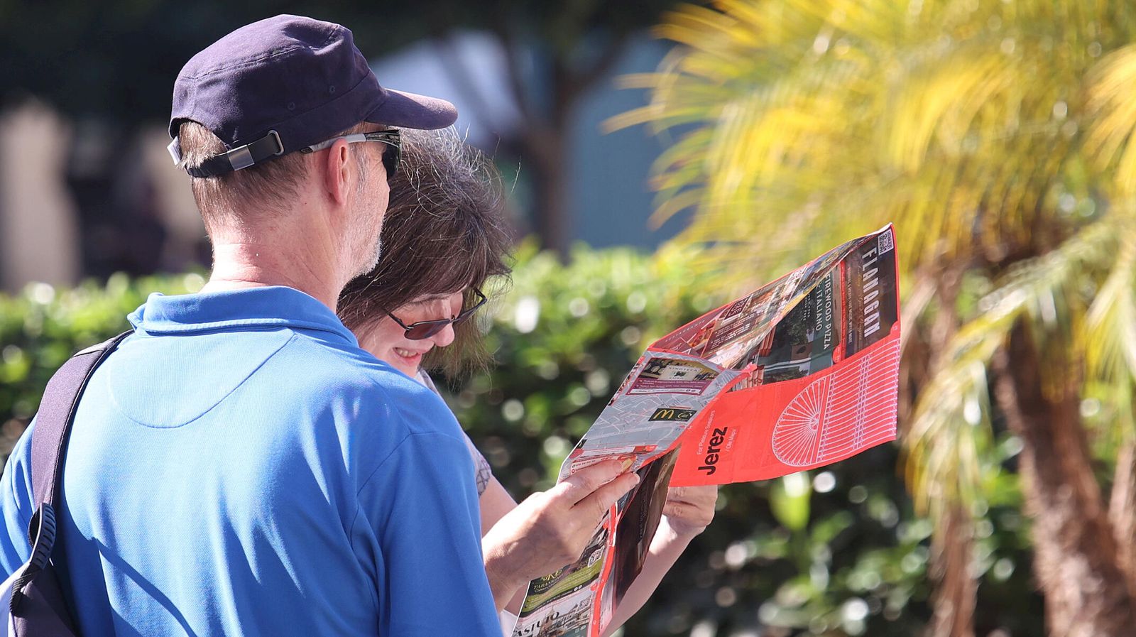 Dos turistas en la plaza del Arenal de Jerez