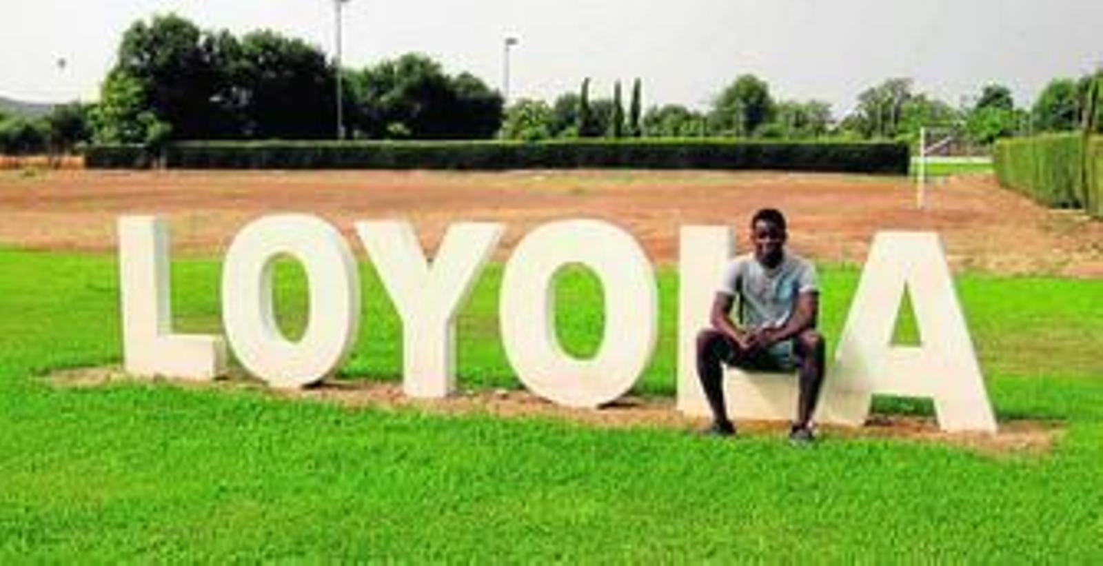 Cheikh Diouf en la puerta de la Universidad Loyola Andalucía.