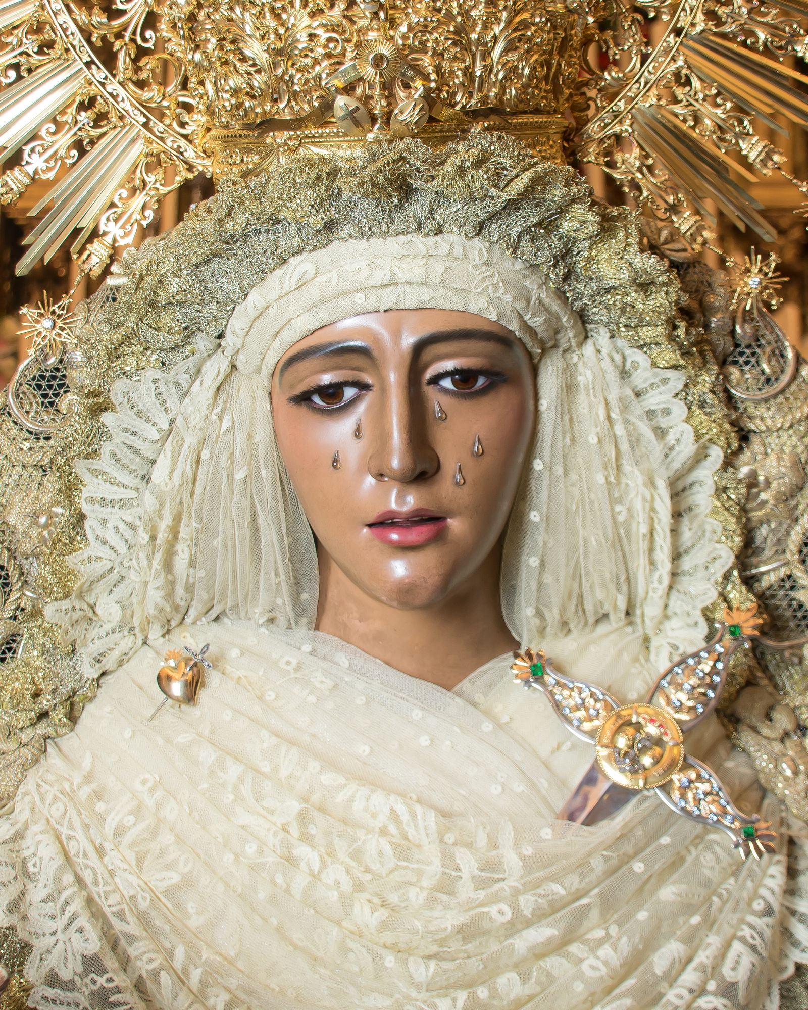 La Esperanza de Triana recibe a sus devotos expuesta en veneración