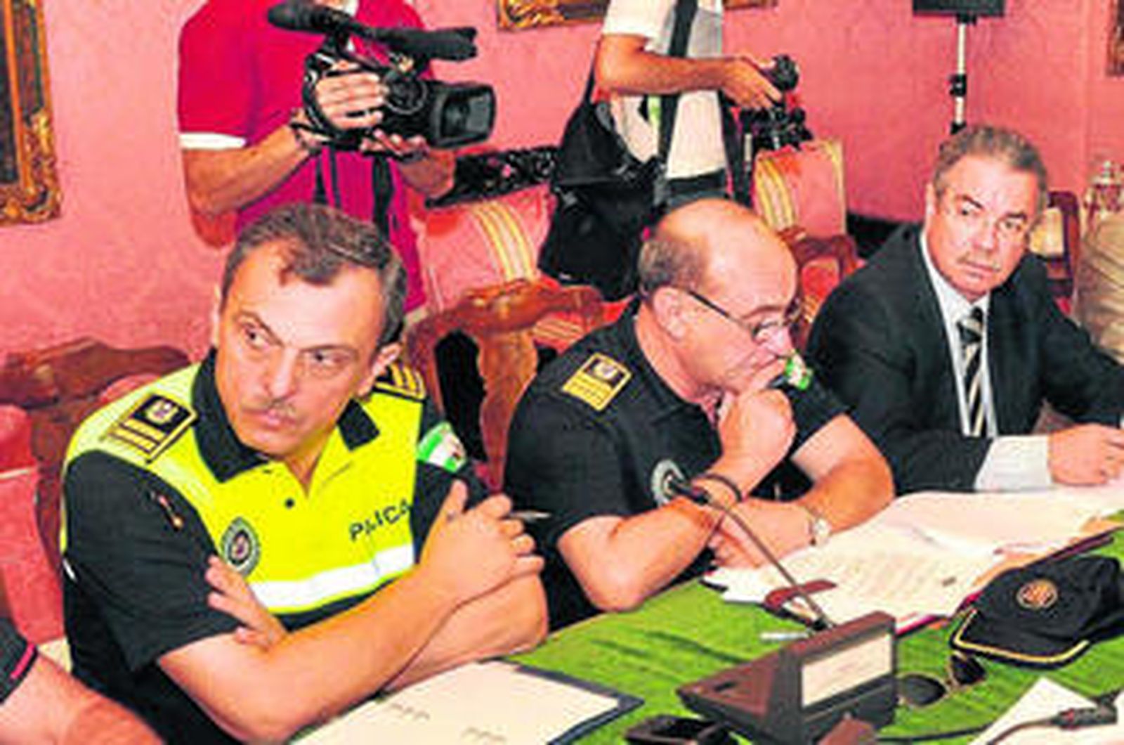 Gabriel Nevado, en primer plano, junto al ex jefe de la Policía Local José Aulet y el comisario Juan Rojo.