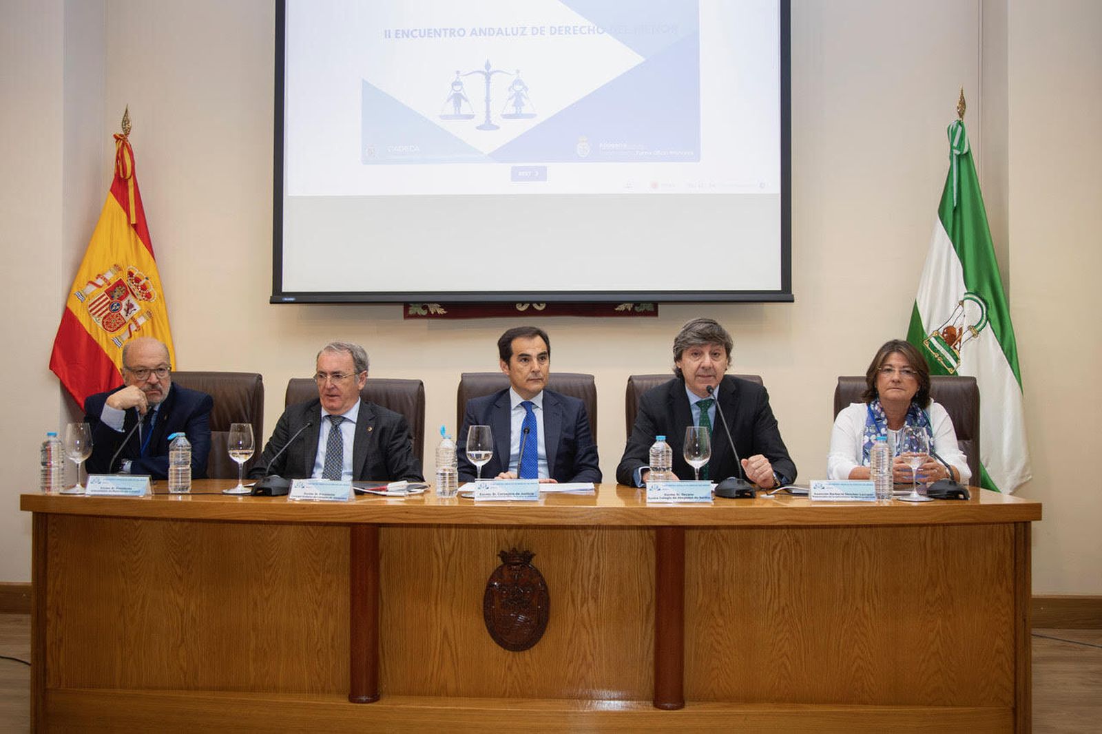 El consejero de Justicia, José Antonio Nieto, y el decano del ICAS, Óscar Fernández, en el centro de la mesa.